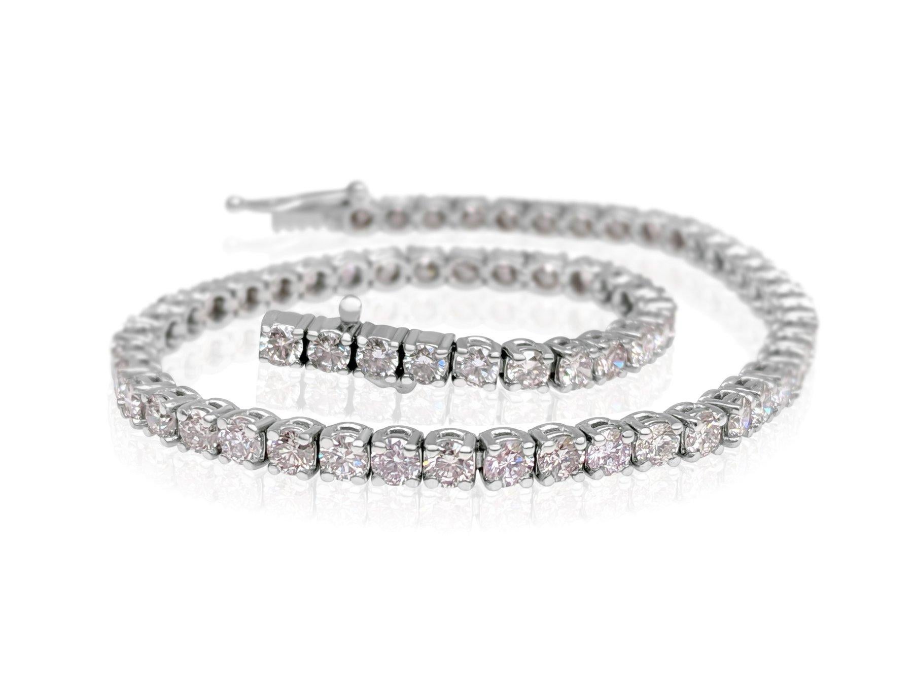 Questo splendido bracciale è realizzato in oro bianco 14 kt e ornato da 62 diamanti naturali tondi e brillanti, per un totale di 4,50 carati. I diamanti di colore rosa sono incastonati con cura per massimizzarne la brillantezza e lo scintillio,