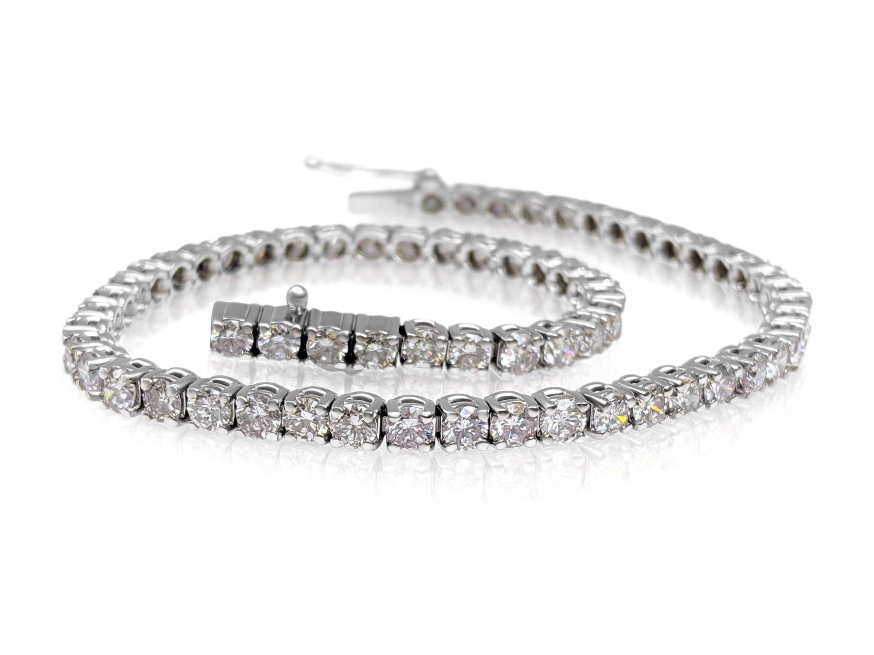 Questo squisito bracciale è realizzato in oro bianco 14 kt e impreziosito da 4,70 carati di diamanti rosa naturali. Con 65 diamanti meticolosamente incastonati, il bracciale irradia una delicata tonalità rosa che emana eleganza e fascino.
