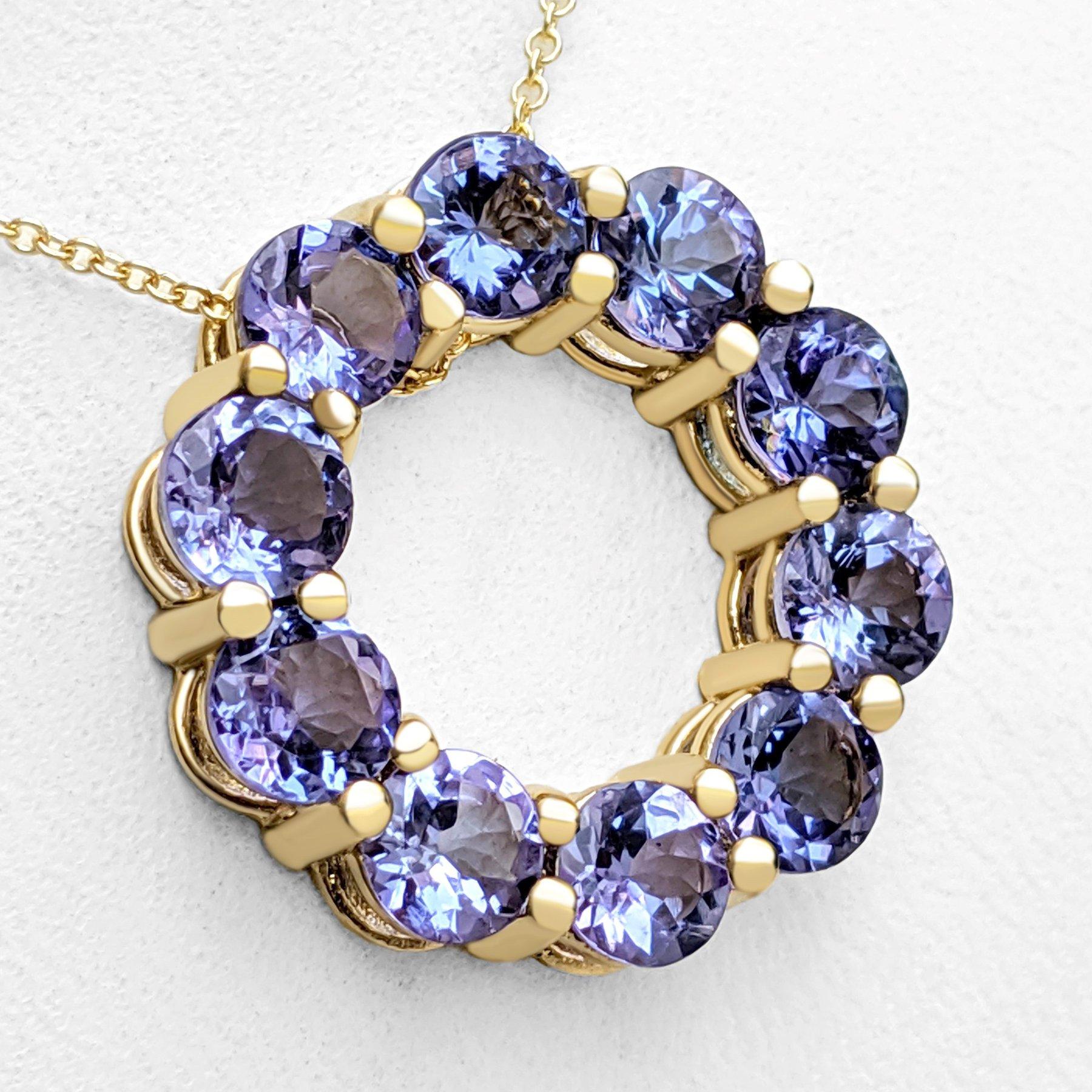 NO RESERVE! 5.01 Carat Tanzanite Circle - 14 kt. Yellow Gold - Pendant Necklace In New Condition For Sale In Ramat Gan, IL