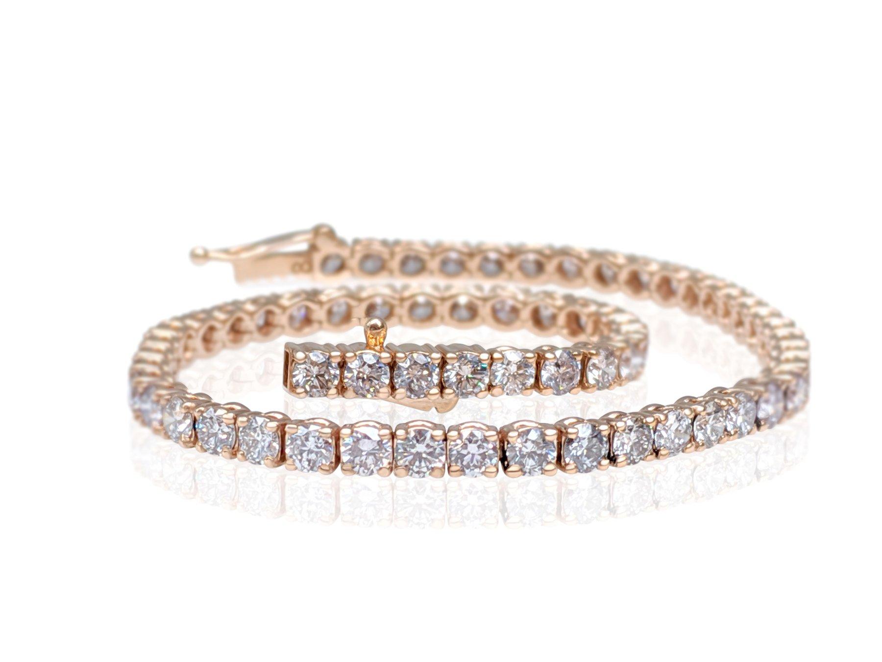 Ce magnifique bracelet est fabriqué en or rose 14 carats et orné de 62 diamants naturels ronds et brillants, totalisant 5,11 carats. Les diamants de couleur rose sont soigneusement sertis pour maximiser leur brillance et leur éclat, créant ainsi une