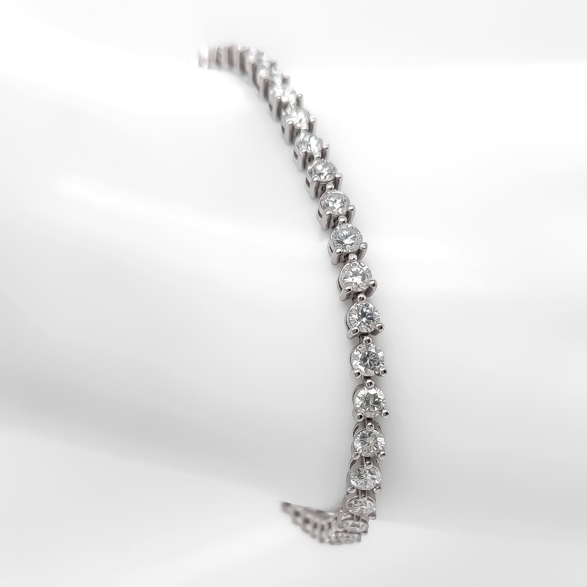 Bracelet en or blanc 14 carats avec diamants ronds de 5,50 carats D-F VVS - VS en vente 1