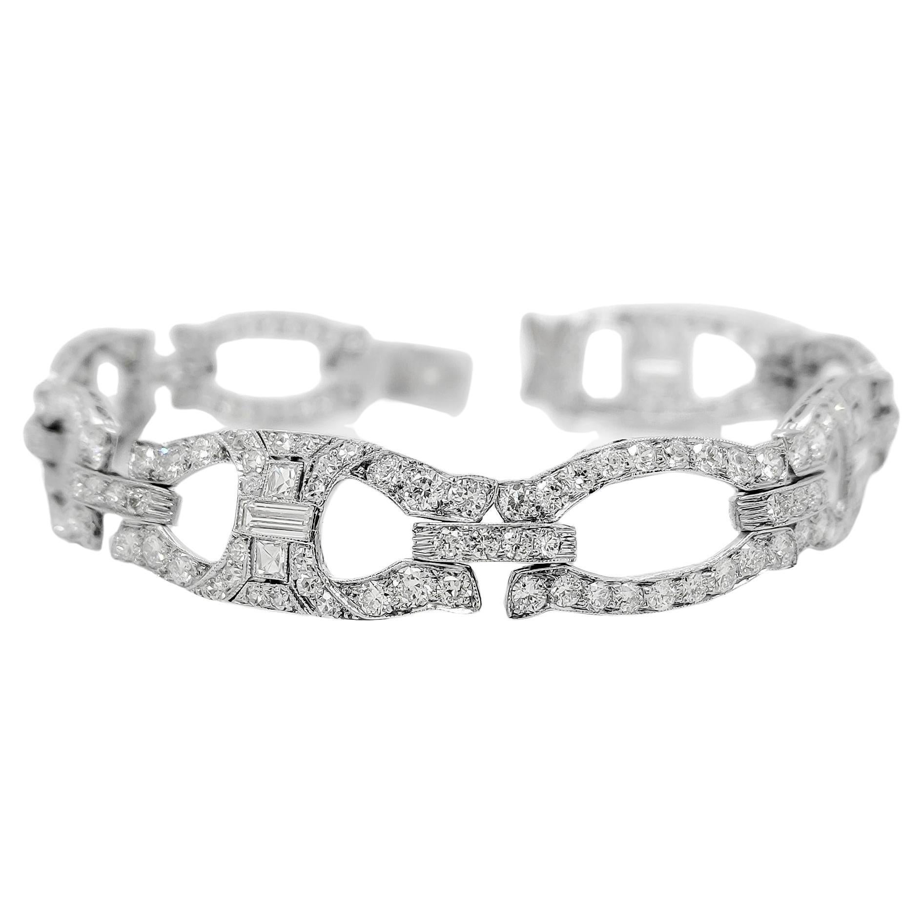 PARA CLIENTES DE EE.UU. SIN IVA

Adornado con 216 diamantes brillantes redondos que suman 5,88 quilates de color D - E Claridad VVS-VS combinados con 8 talla princesa , este impresionante brazalete es una auténtica obra de arte. Engarzada en una