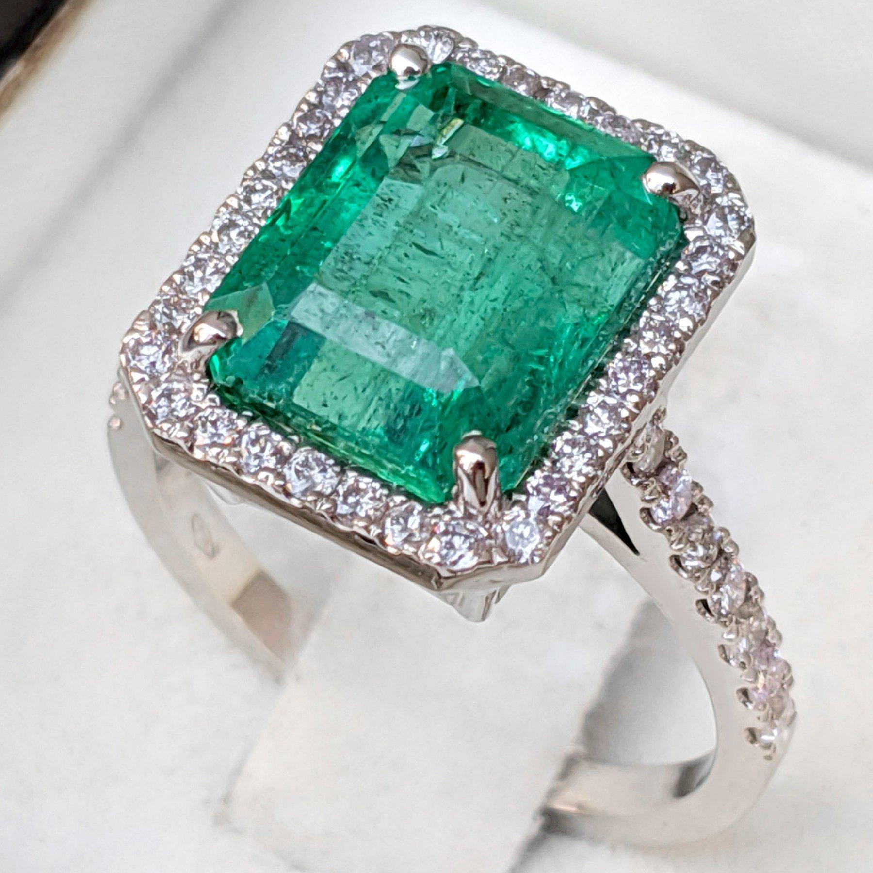 Art Deco NO RESERVE!  6.48 Carat Emerald & 0.62Ct Pink Diamonds - 18K White Gold Ring For Sale