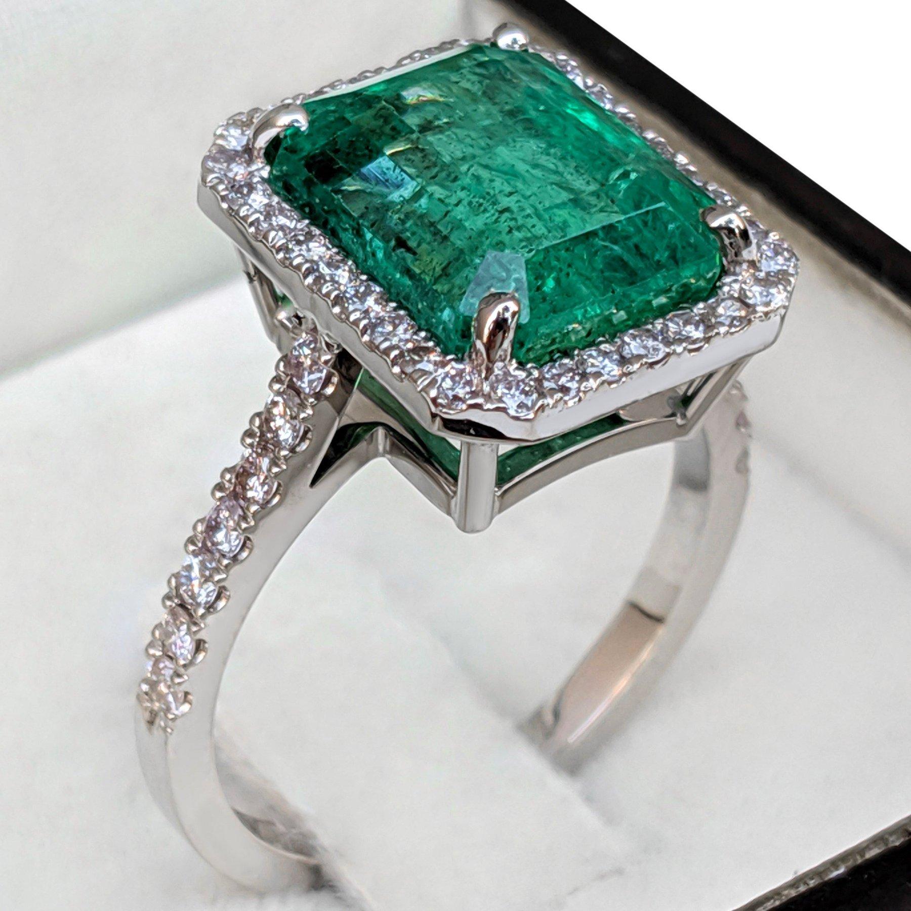 NO RESERVE!  6.48 Carat Emerald & 0.62Ct Pink Diamonds - 18K White Gold Ring In New Condition For Sale In Ramat Gan, IL