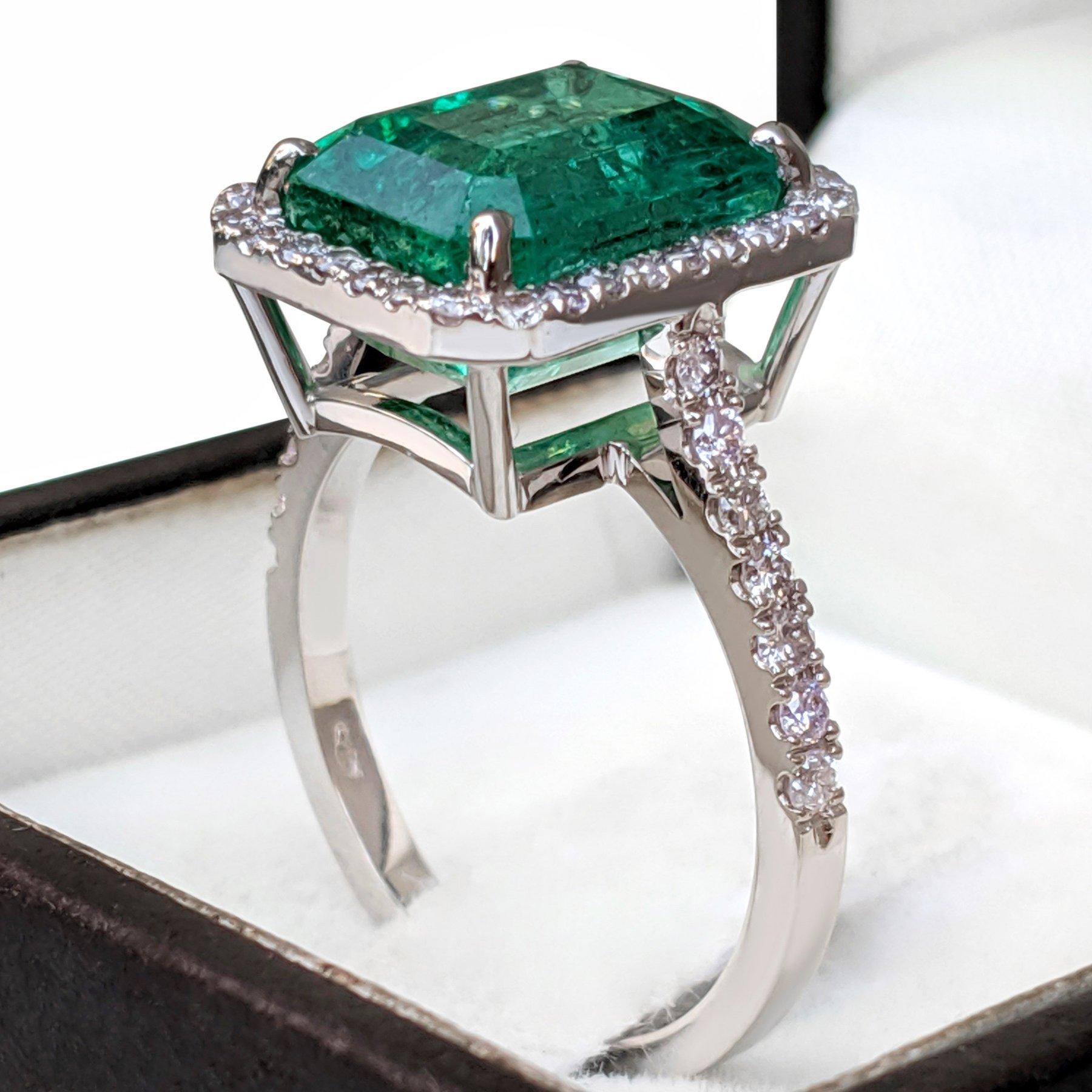 Women's NO RESERVE!  6.48 Carat Emerald & 0.62Ct Pink Diamonds - 18K White Gold Ring For Sale
