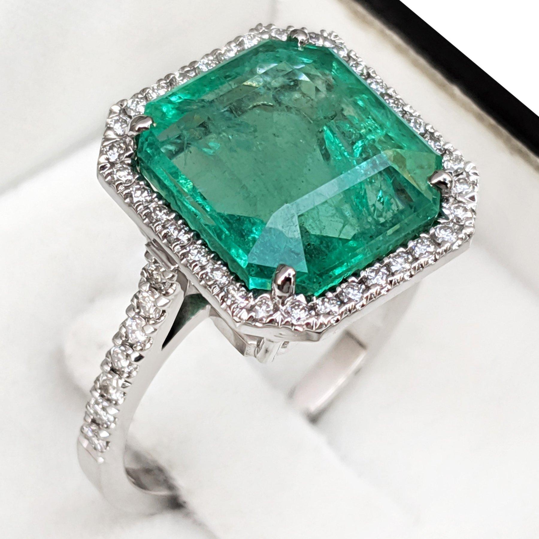 Art Deco NO RESERVE 8.15Ct Emerald & 0.65Ct D-F Diamonds - 18 kt. White gold - Ring For Sale