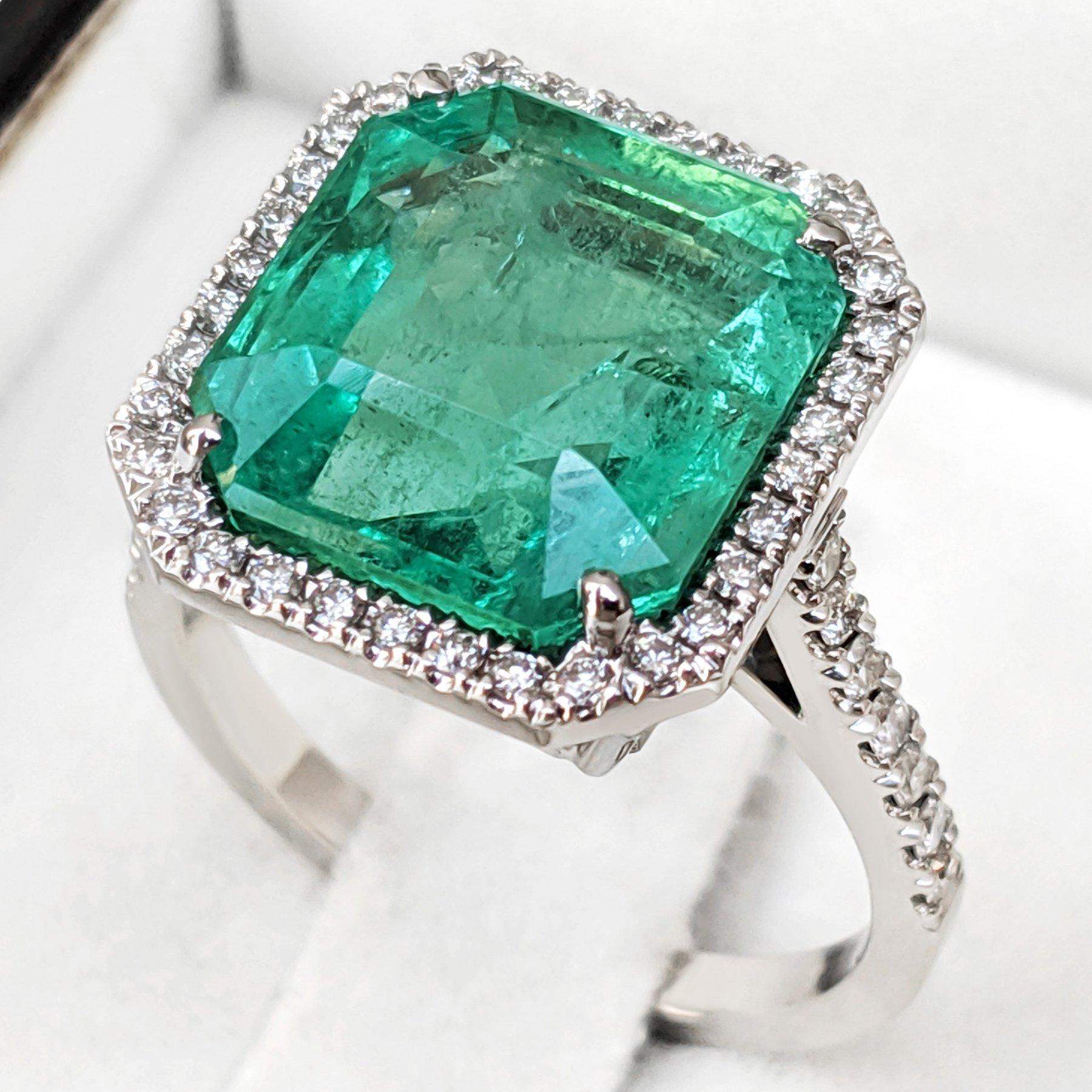 NO RESERVE 8.15Ct Emerald & 0.65Ct D-F Diamonds - 18 kt. White gold - Ring In New Condition For Sale In Ramat Gan, IL