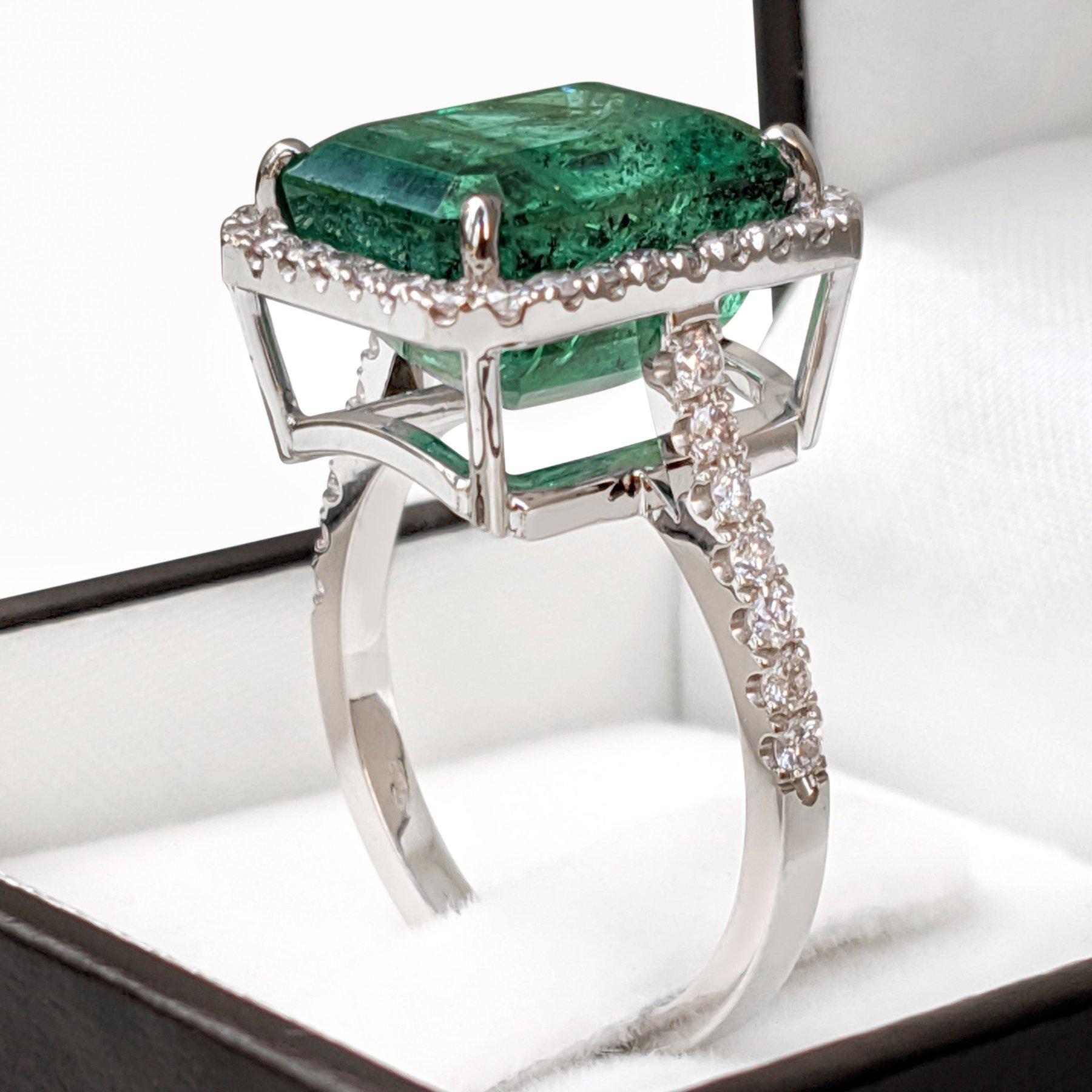 KEINE RESERVE!  8,58 Karat Smaragd & 0,51 Karat Ausgefallene rosa Diamanten 18 kt. Ring aus Weißgold  (Smaragdschliff)