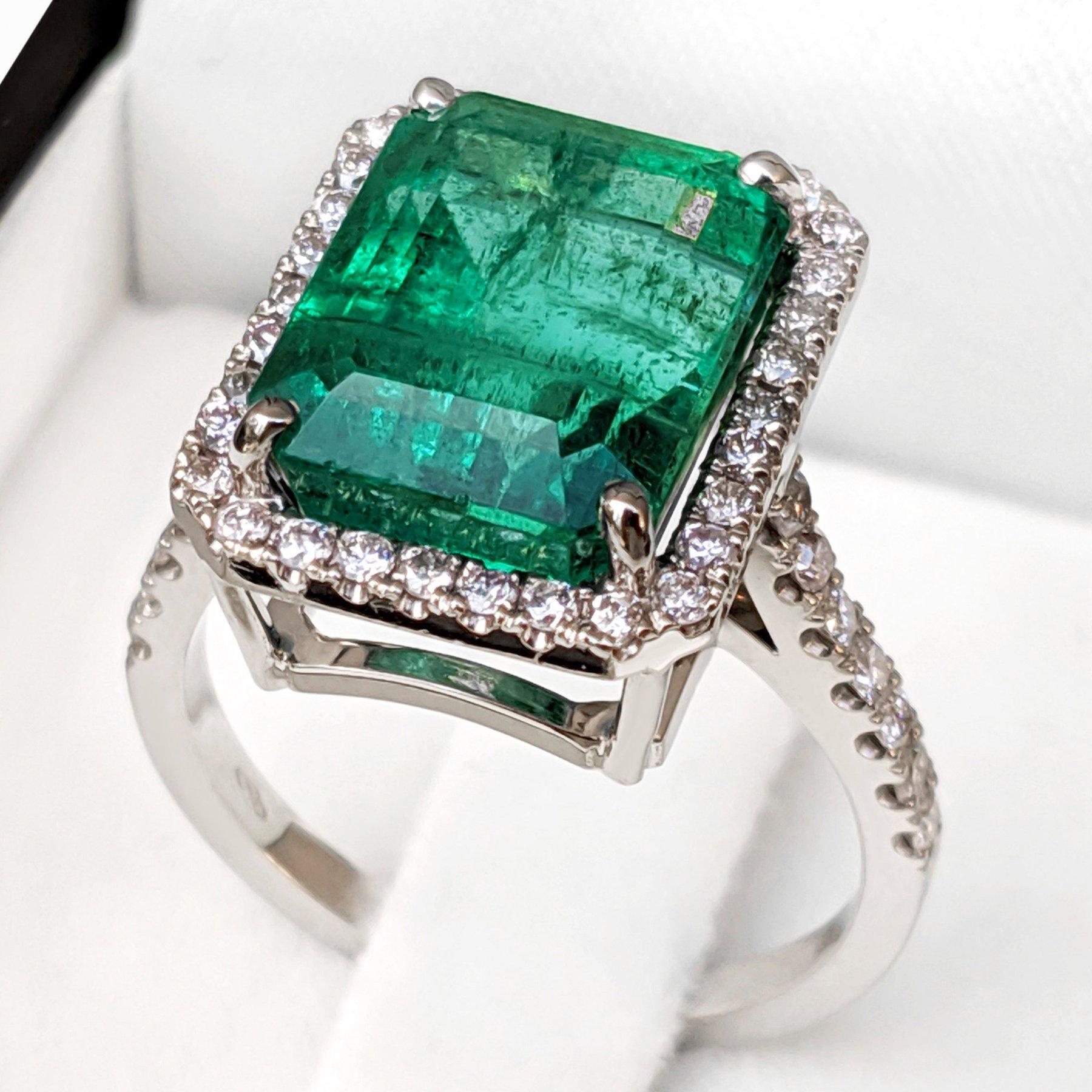 NO RESERVE!  8.58Ct Emerald & 0.51Ct Fancy Pink Diamonds 18 kt. White gold Ring  In New Condition For Sale In Ramat Gan, IL