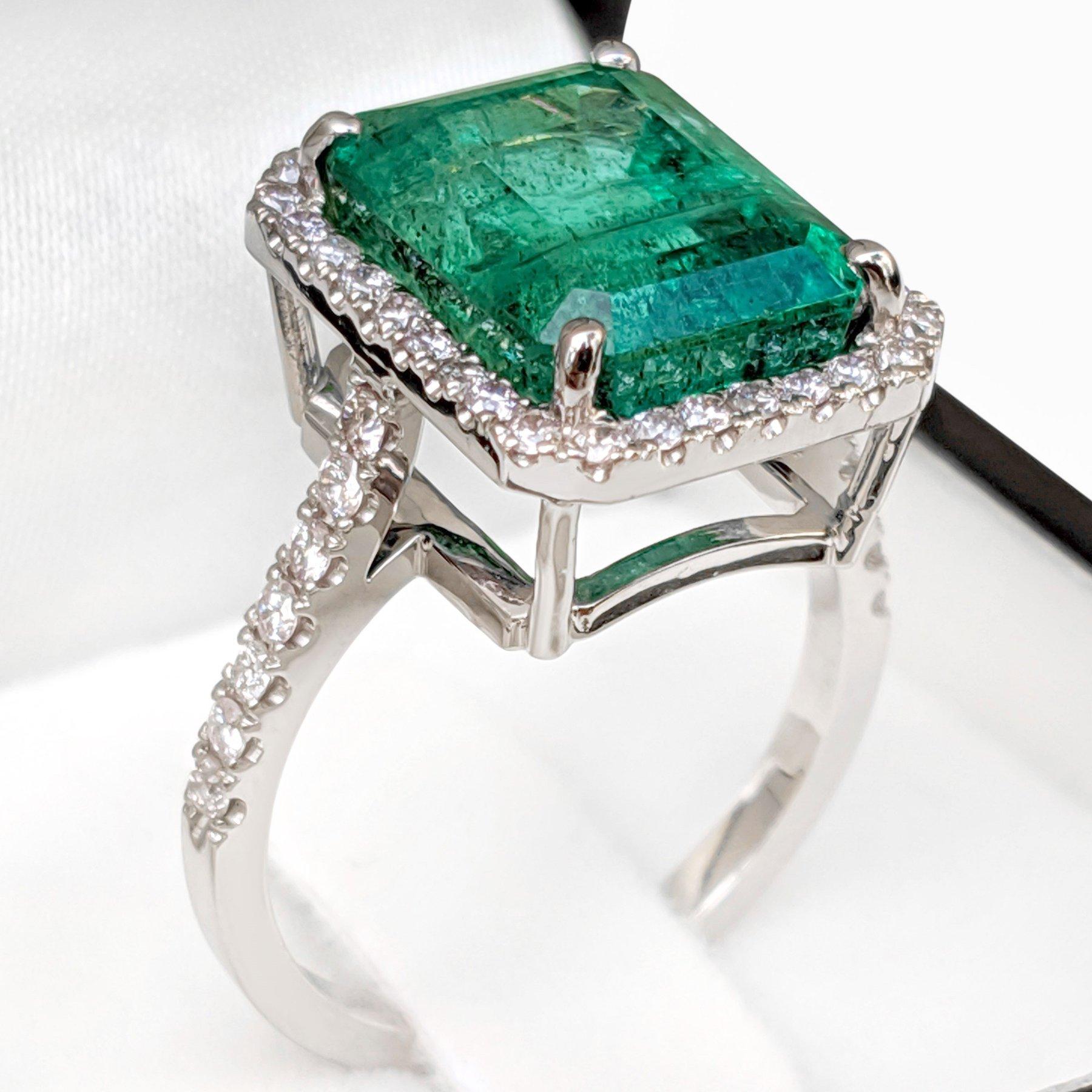 Women's NO RESERVE!  8.58Ct Emerald & 0.51Ct Fancy Pink Diamonds 18 kt. White gold Ring  For Sale