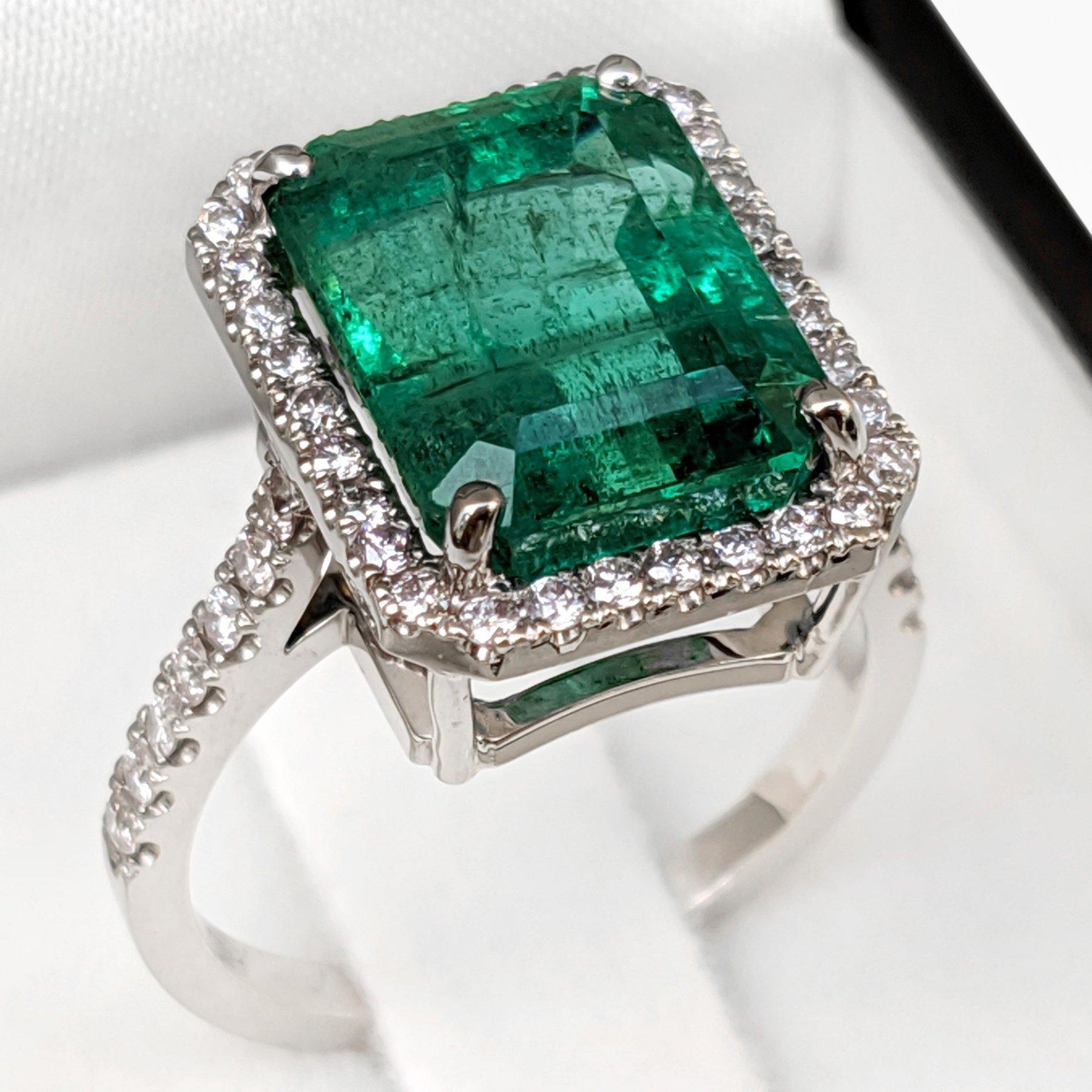 NO RESERVE!  8.58Ct Emerald & 0.51Ct Fancy Pink Diamonds 18 kt. White gold Ring  For Sale 1