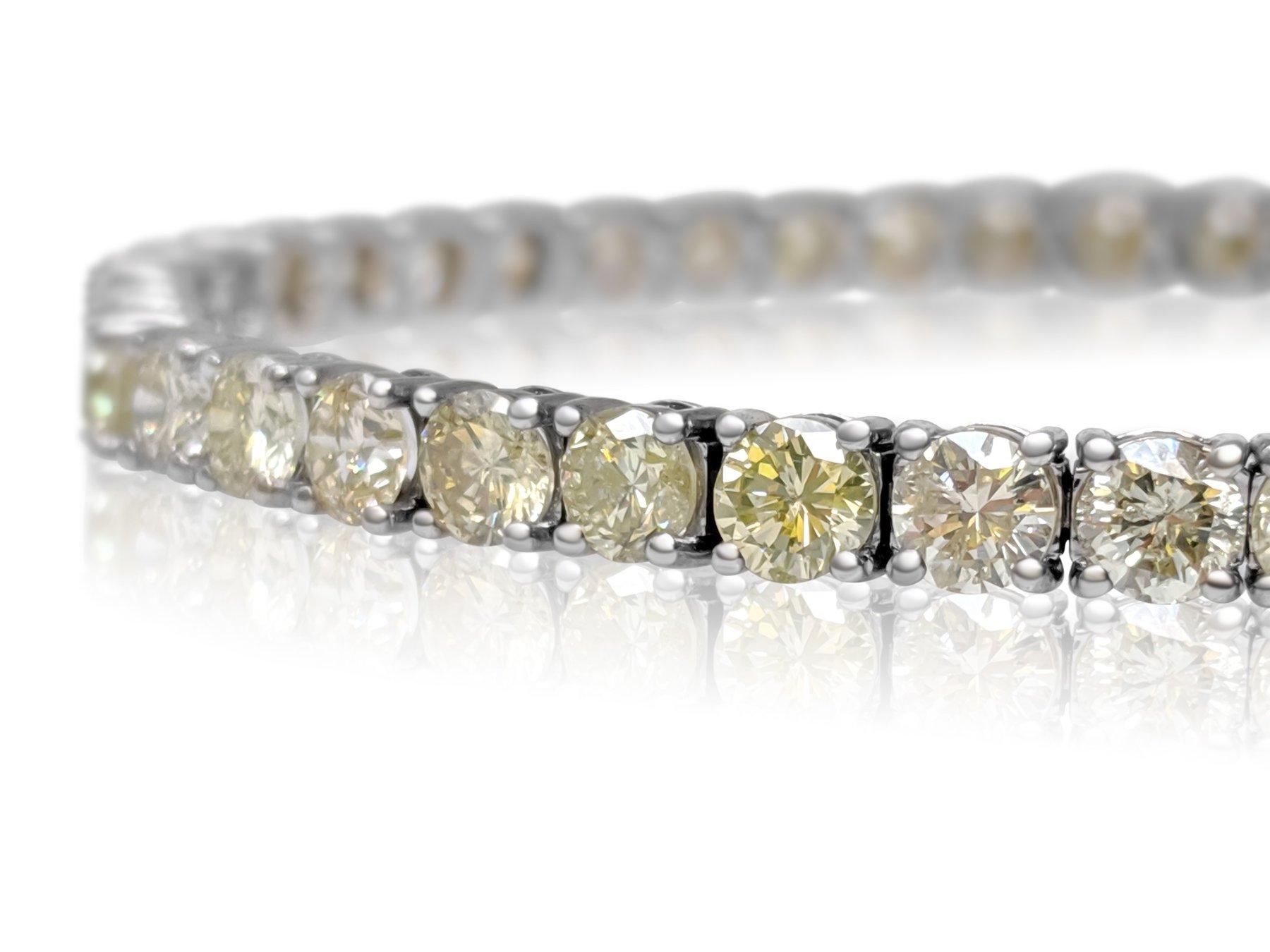 Questo splendido bracciale è realizzato in oro bianco 14 kt e ornato da 45 diamanti naturali tondi e brillanti, per un totale di 9,41 carati. I diamanti di colore giallo F-Fancy sono incastonati con cura per massimizzarne la brillantezza e lo