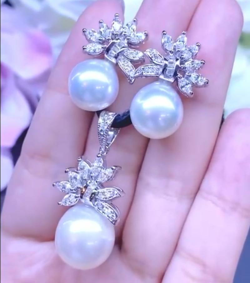 Una parure davvero splendida, completa di orecchini e ciondolo. Gli orecchini sono in oro 18k con perle del mare del sud coltivate di circa 11-12 mm e diamanti naturali taglio marquise, baguette e brillante ct 1,80 F/VS. Ciondolo in oro 18k con