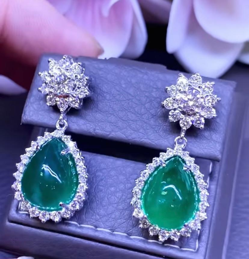 Very big stones on this beautiful earrings in 18k gold with cabochon cut Zambia emeralds ct 20 and natural diamonds ct 2,70 F/VS.
Handmade by artisan goldsmith.
Excellent manufacture.
Complete with AIG certificate.

Whosale price.

Note: on my