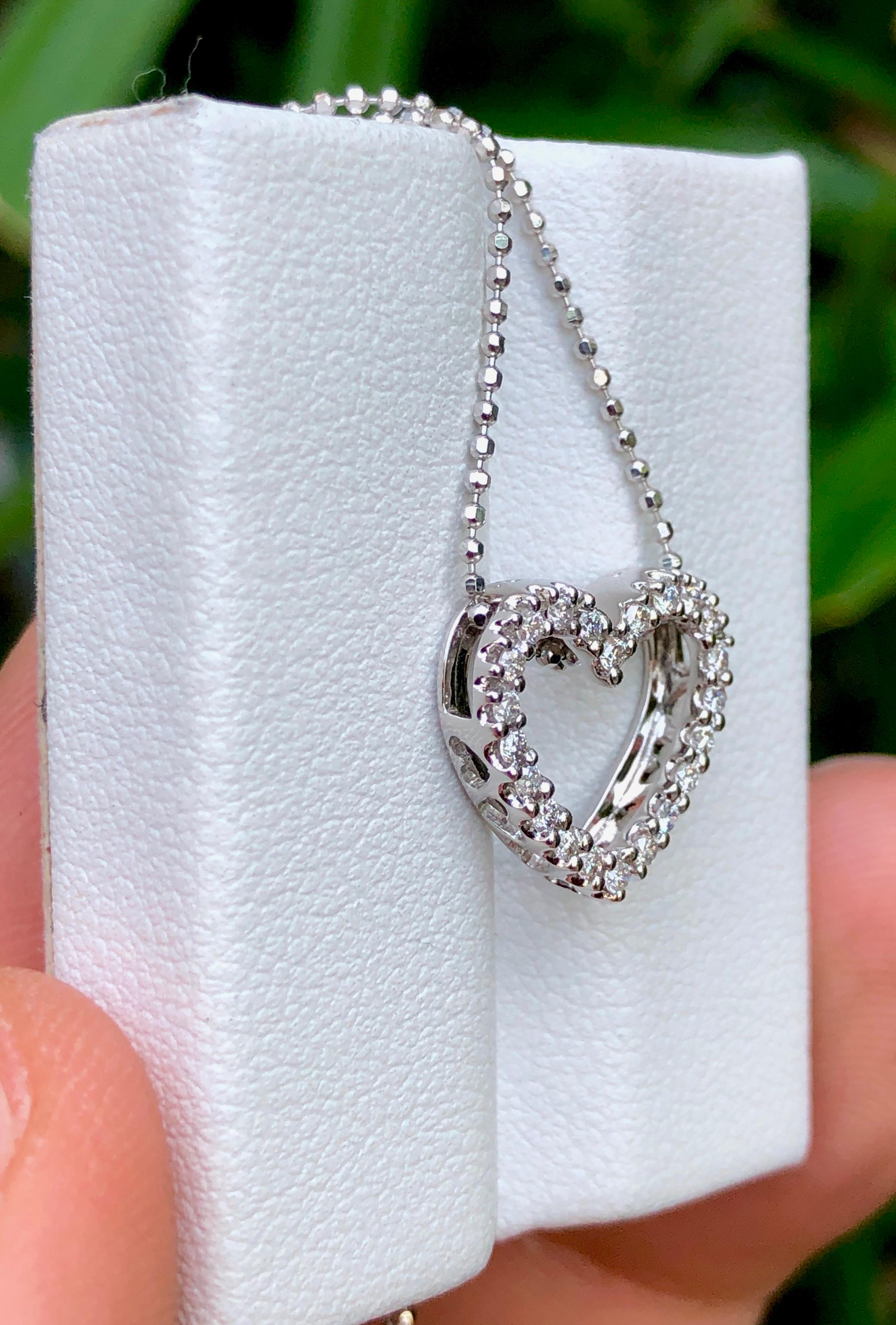 notre exquis pendentif diamant en forme de cœur en or blanc 18 carats, accompagné d'un collier 18 carats 💎 Rayonnez d'élégance et de sophistication avec cette pièce époustouflante, parfaite pour toutes les occasions. Rehaussez votre style et
