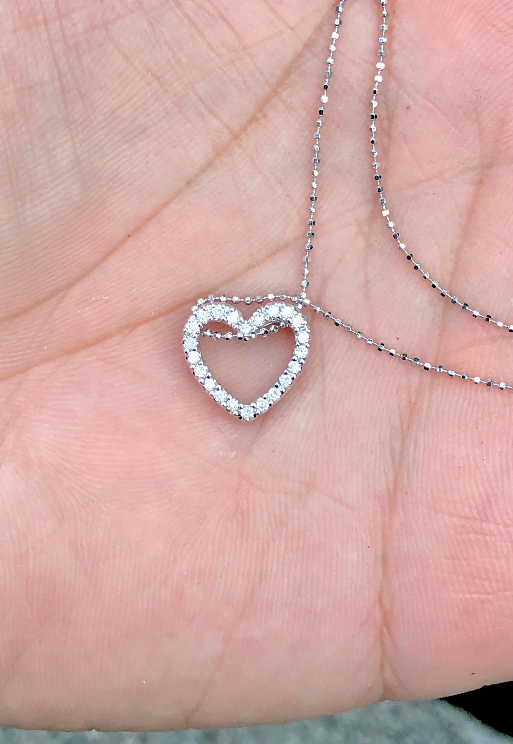 Taille ronde Magnifique pendentif en or blanc 18 carats avec chaîne 18 carats et diamants en forme de cœur sans réserve  en vente