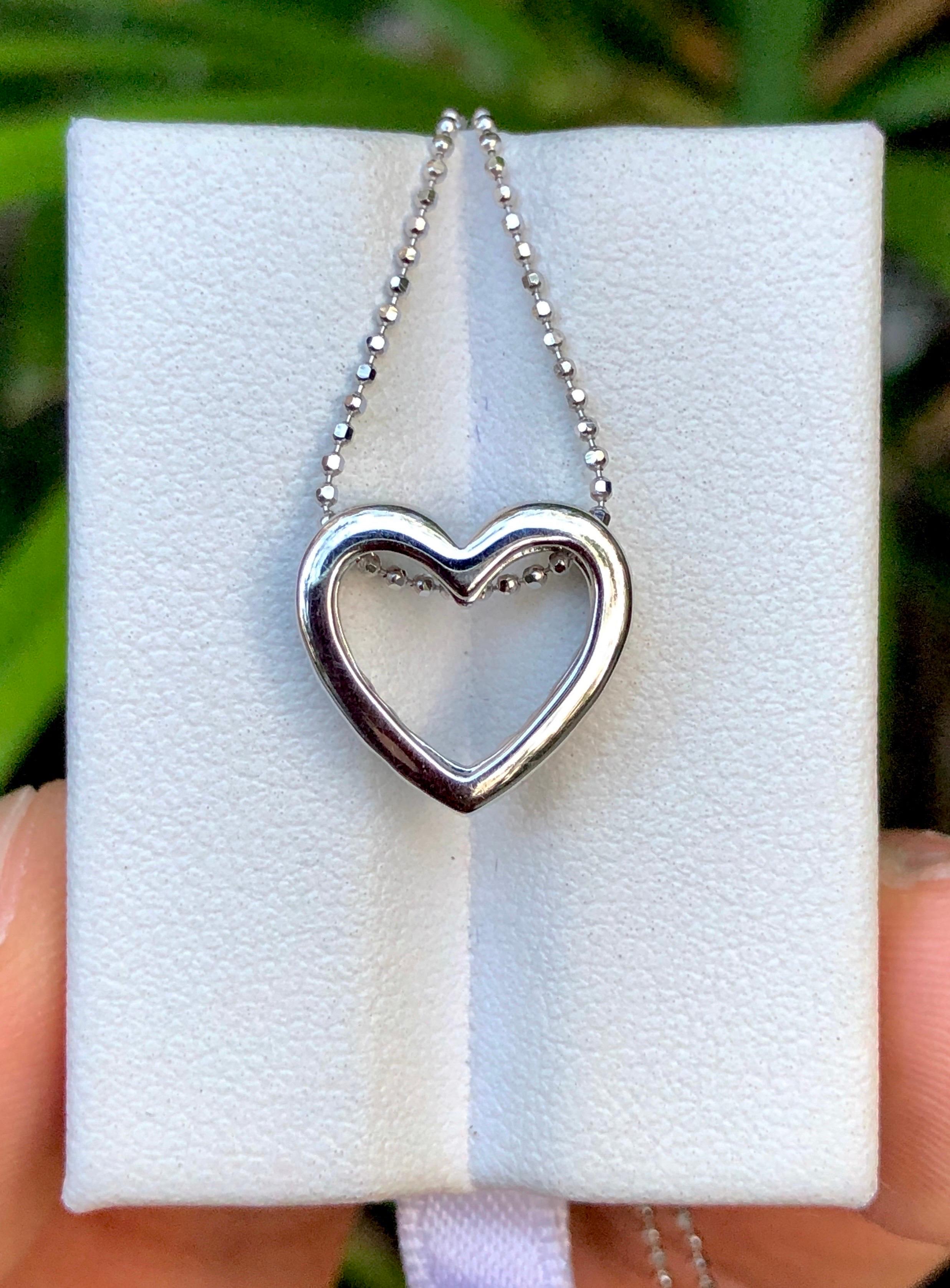 No Reserve Beautiful Heart Shape Diamond 18k White Gold Pendant with 18K Chain  In New Condition For Sale In Bangkok, TH