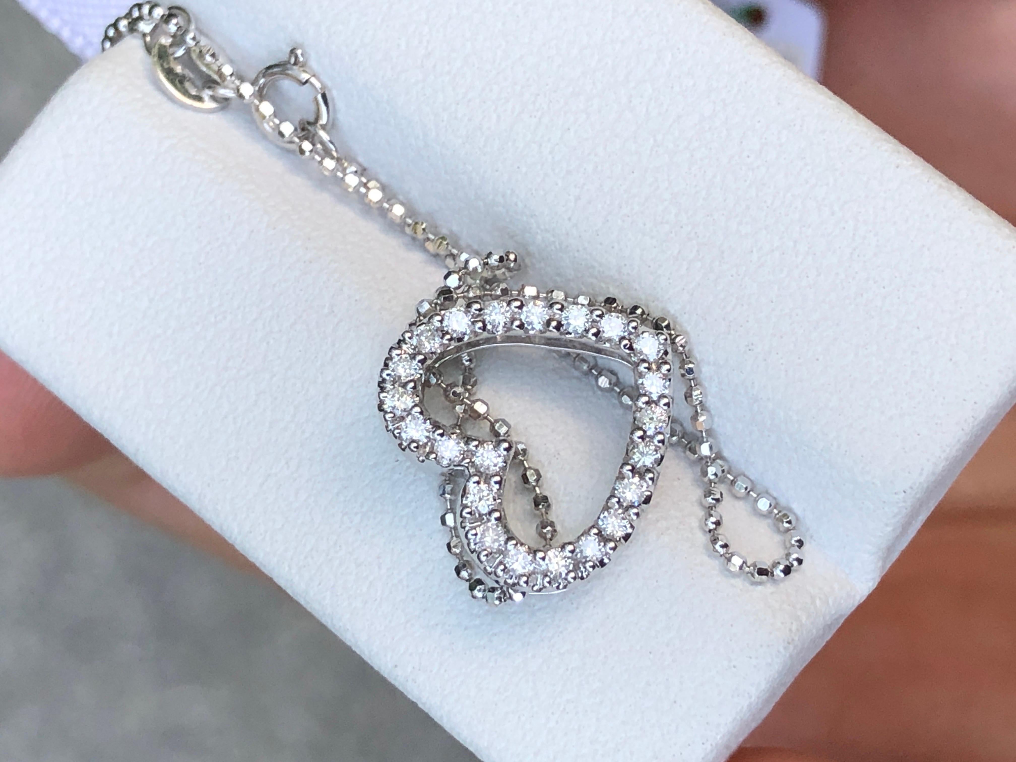 Magnifique pendentif en or blanc 18 carats avec chaîne 18 carats et diamants en forme de cœur sans réserve  Pour femmes en vente