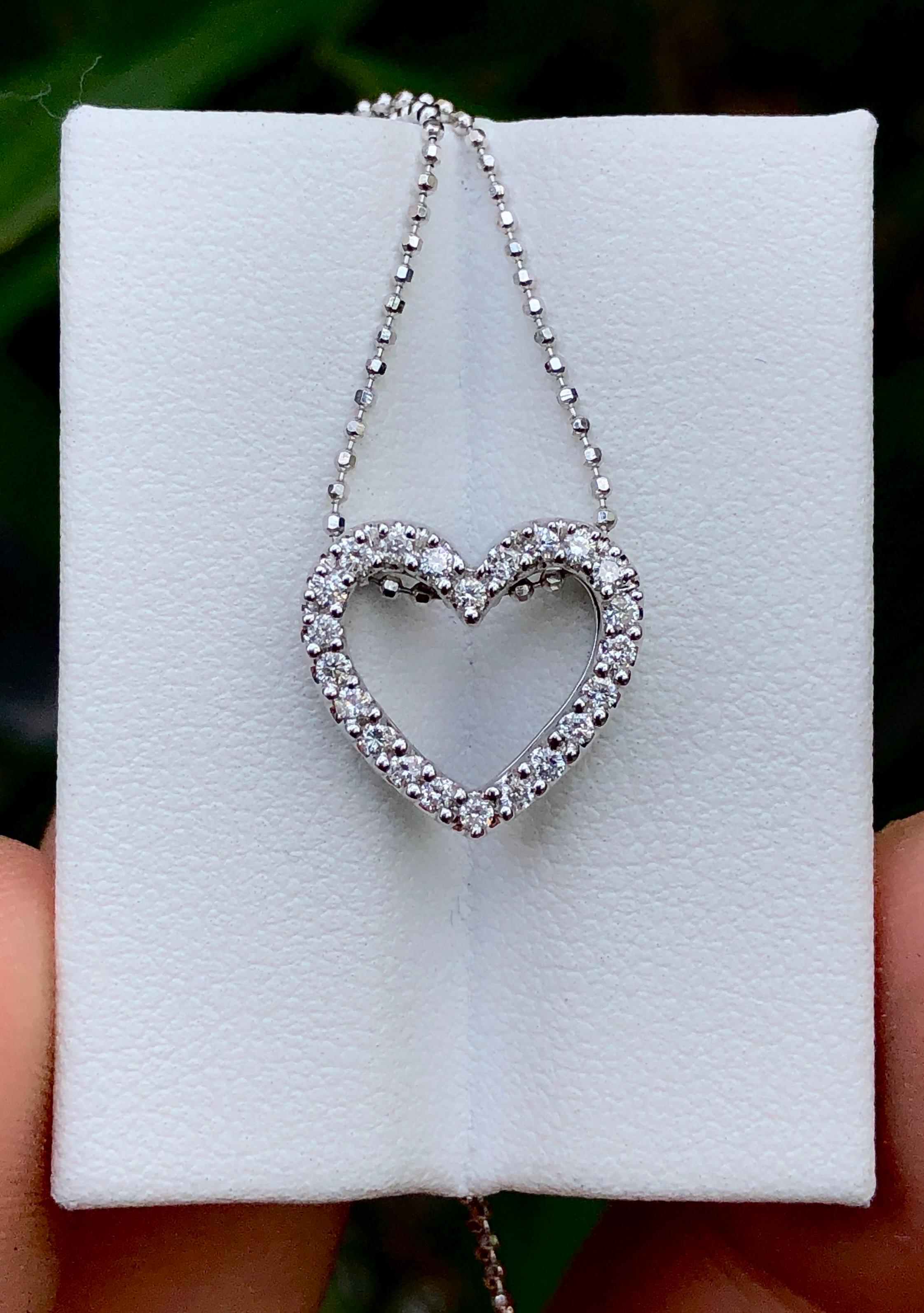Magnifique pendentif en or blanc 18 carats avec chaîne 18 carats et diamants en forme de cœur sans réserve  en vente 3