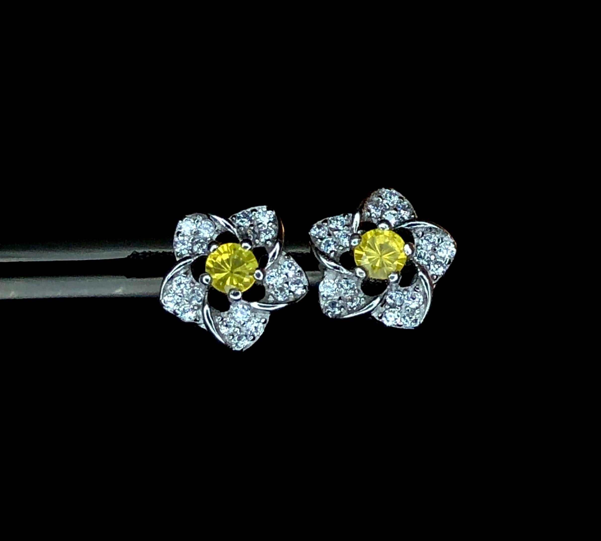 No Reserve Beautiful Yellow Sapphire Ceylon Earrings Cubic Zirconia   In New Condition For Sale In Bangkok, TH