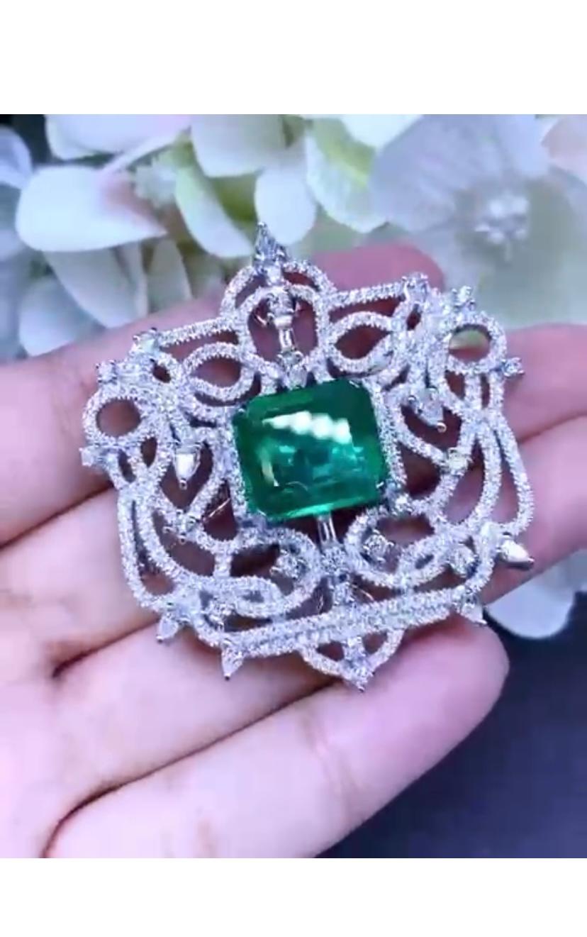 So stunning brooch/pendant in Art Decô design, 
a very master piece of high jewelry.
Brooch /pendant come in 18k gold with natural Zambia Emerald in emerald cut ct of 13,00 carats, fine quality, spectacular green , and natural diamonds in pear and