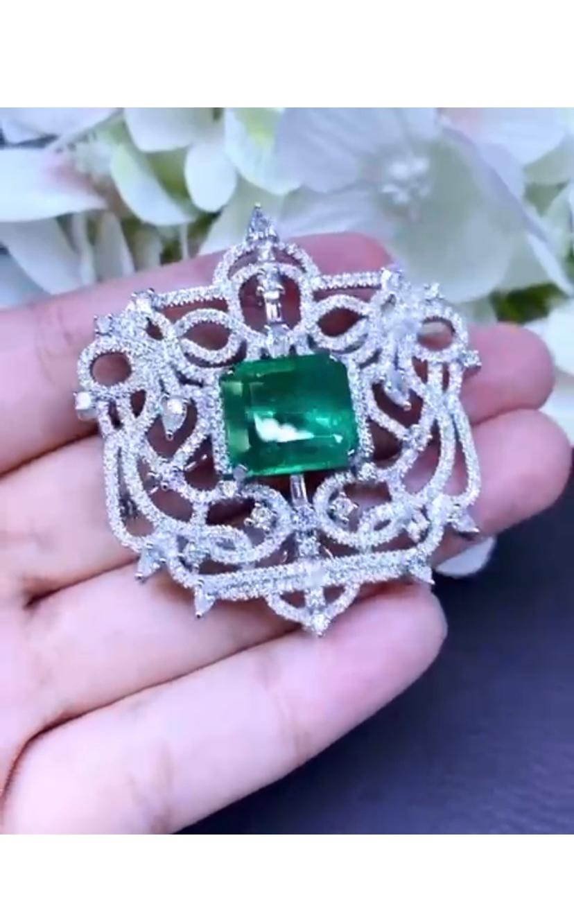 Art Deco AIG Certified 13.00 Carats Zambian Emerald 4.20 Carat Diamonds 18K Gold Brooch  For Sale