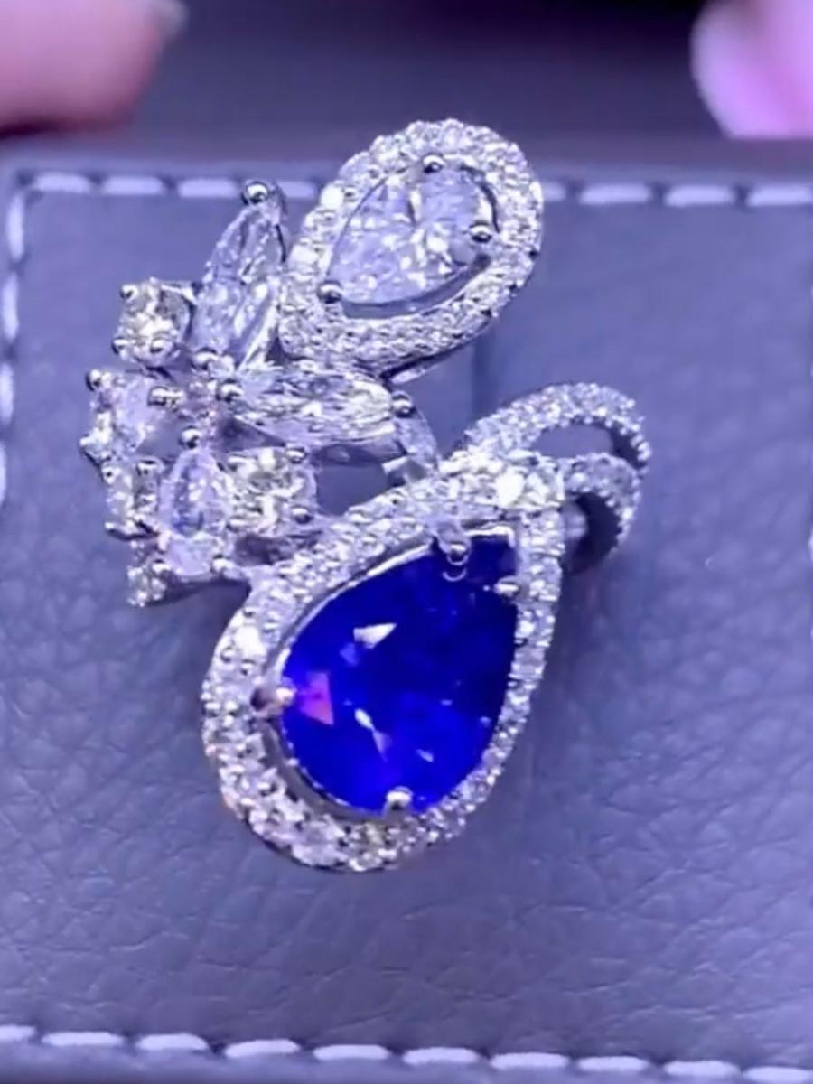 Un design exquis et raffiné pour cette belle bague, si chic et élégante.
Bague en or 18 carats ornée d'un saphir naturel de Ceylan de  3,43 carats, taille poire, qualité extra fine, et un diamant taille poire de 0,40 carats, qualité supérieure, et