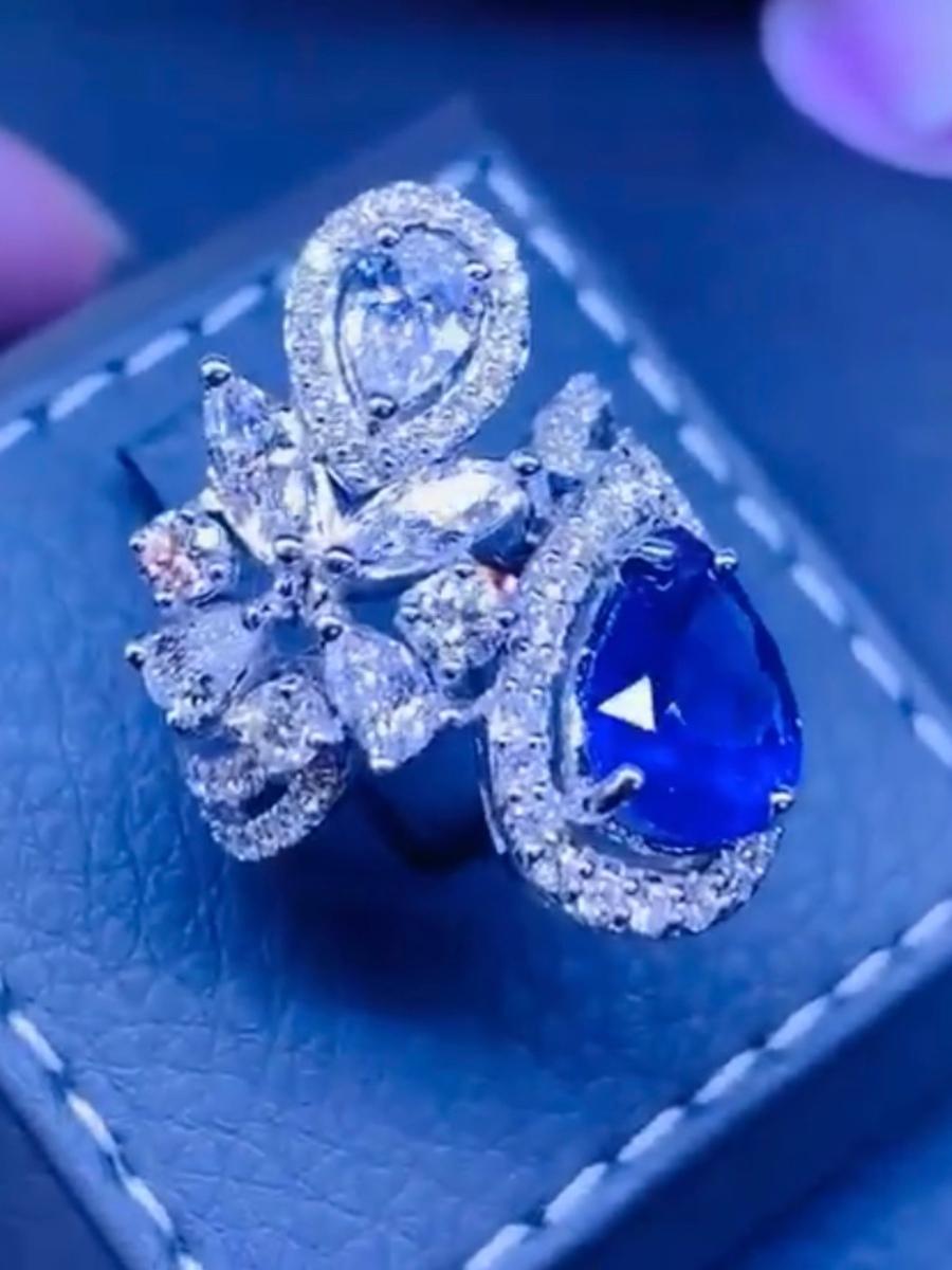 Contemporain Bague en or 18 carats avec saphir de Ceylan de 3,43 carats et diamants de 2,48 carats certifiés AIG en vente