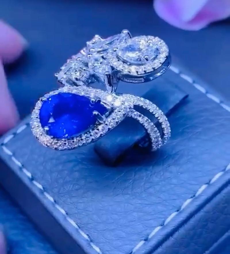 Taille poire Bague en or 18 carats avec saphir de Ceylan de 3,43 carats et diamants de 2,48 carats certifiés AIG en vente