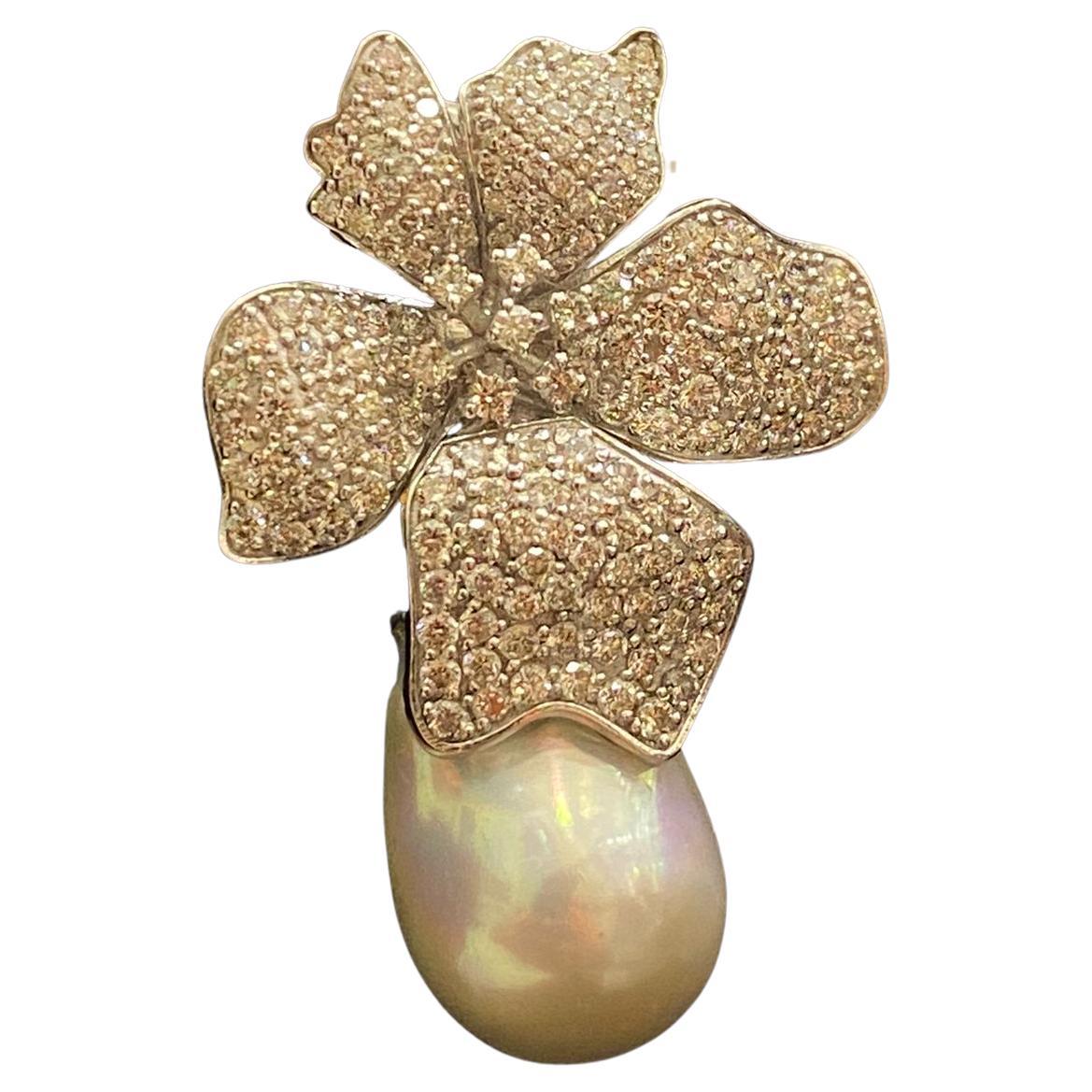 No Reserve, Ct 28, 12 of Mother Pearl and Diamonds on Pendant