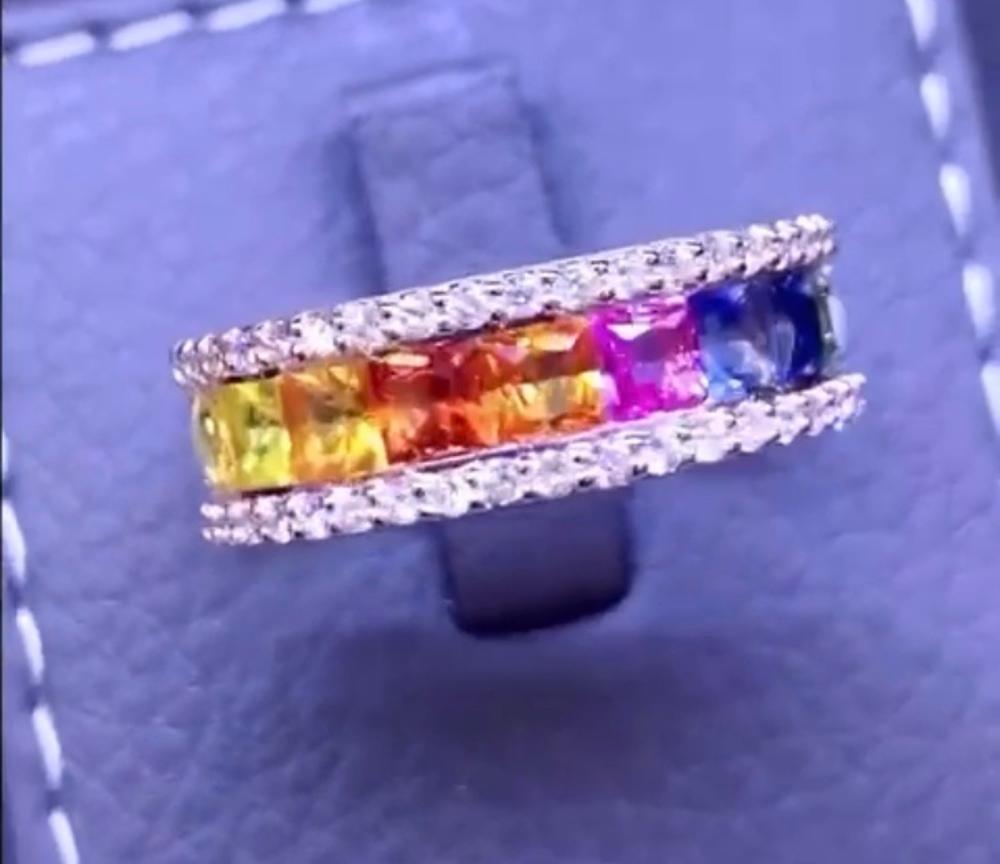 Vestiti d'estate con questo anello multicolore in oro rosa 18k con baguette ma zaffiri Ceylon multicolore ct 2,56 e diamanti naturali taglio brillante rotondo ct 0,53 F/VS.
Realizzato a mano da un artigiano orafo.
Eccellente manifattura.