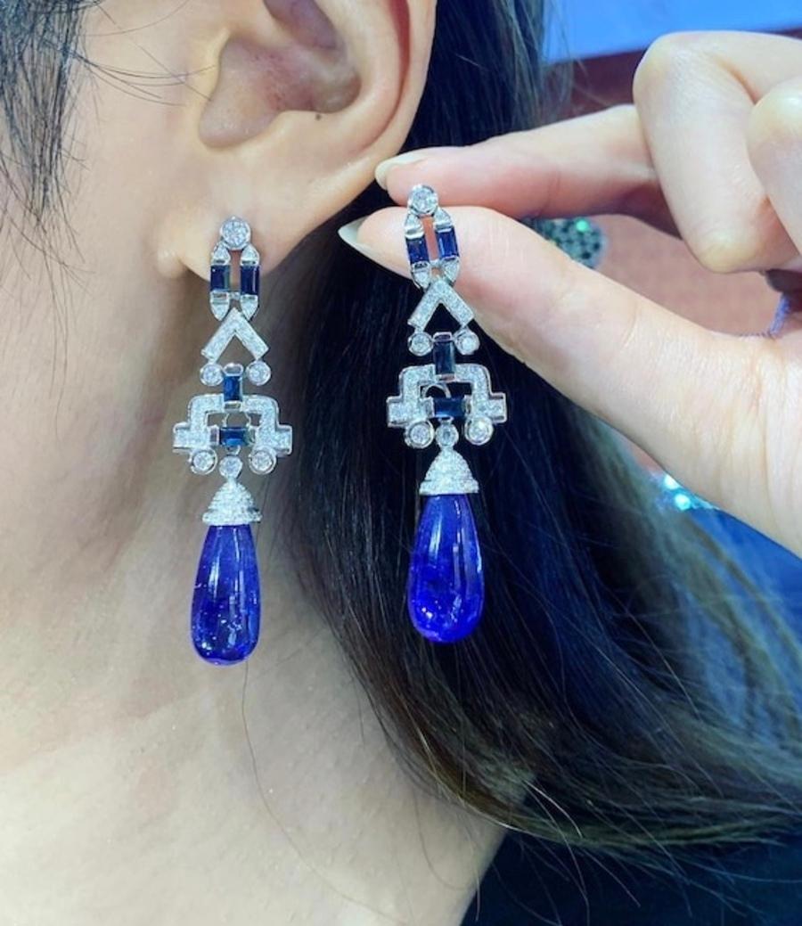 Taille cabochon Boucles d'oreilles Art déco 18 carats avec tanzanites, saphirs et diamants certifiés AIG 33 carats en vente
