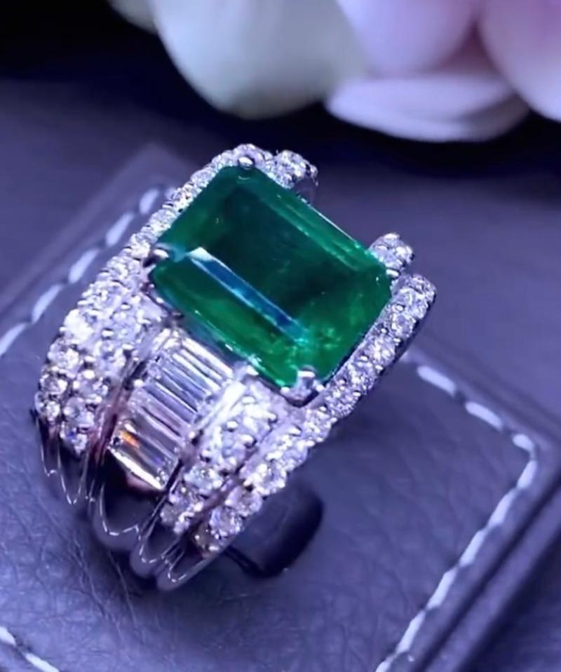 Emerald Cut No Reserve!! Ct 4, 83 of Zambia Emerald and Diamonds on Ring