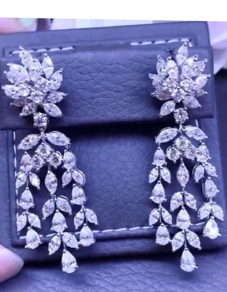 An exquisite flowers design in 18k gold with natural diamonds in marquise, pear, round brilliant cut ct 9,50 E-F/VVS-VS.
Handmade by artisan goldsmith.
Excellent manufacture.
Length about 5 cm.
