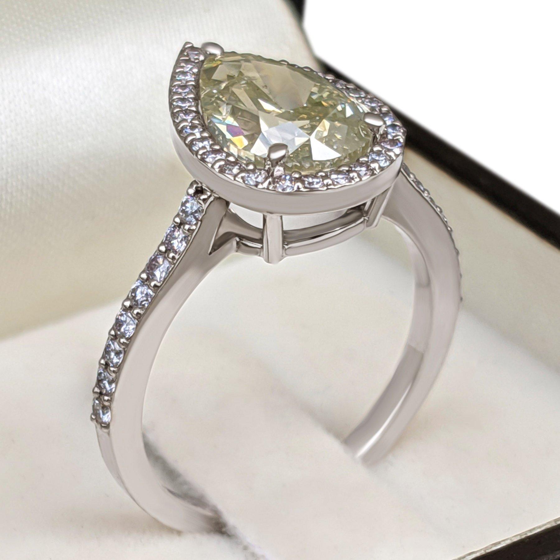 NO RESERVE! IGI 3.10 cttw Fancy Greenish Yellow Diamonds - 18K White Ring In New Condition For Sale In Ramat Gan, IL