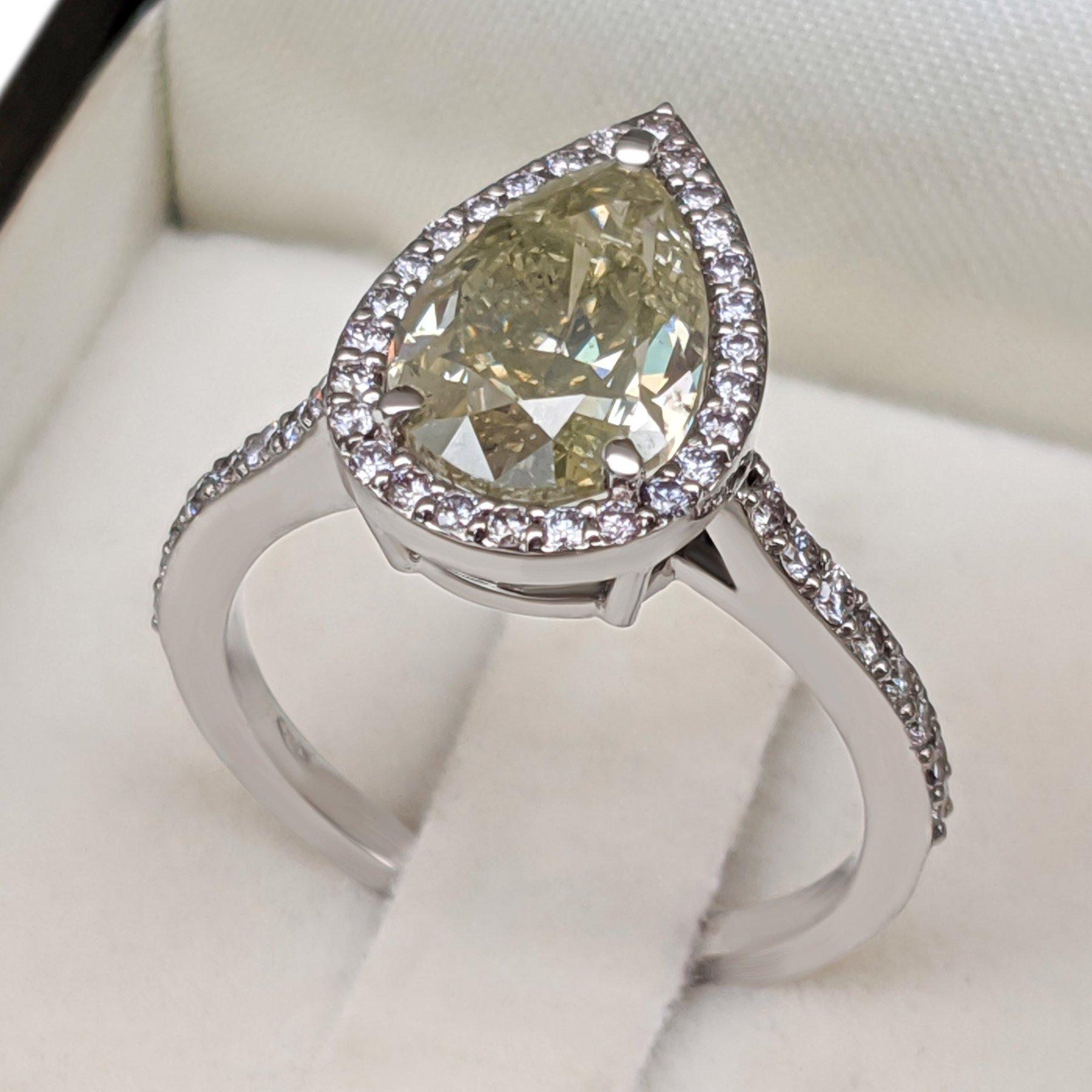 Women's NO RESERVE! IGI 3.10 cttw Fancy Greenish Yellow Diamonds - 18K White Ring For Sale