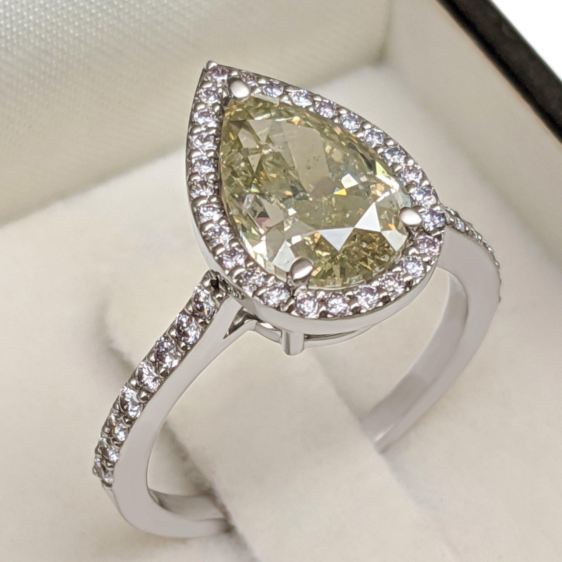NO RESERVE! IGI 3.10 cttw Fancy Greenish Yellow Diamonds - 18K White Ring For Sale 1