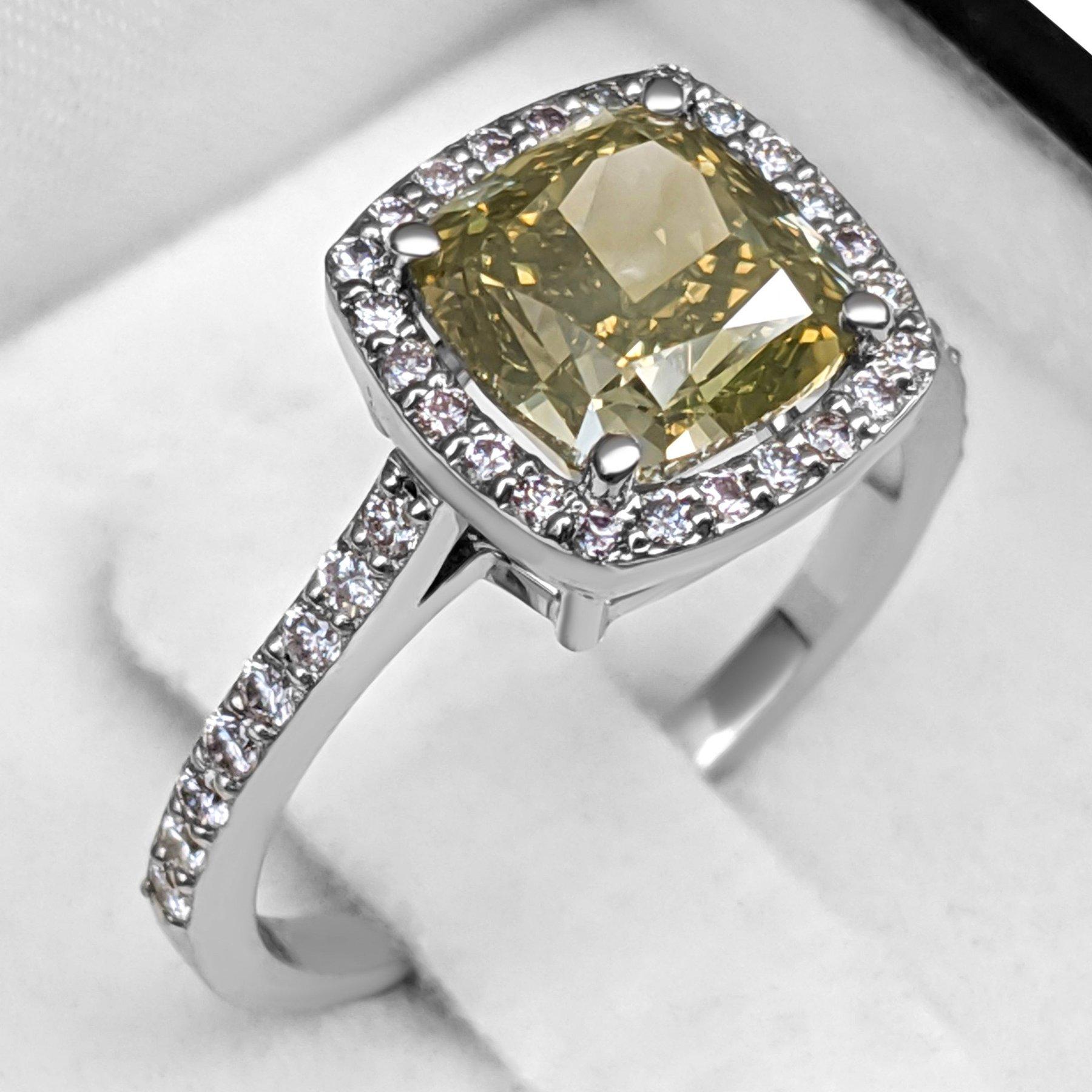 Today we are offering this amazing ring featuring a center 3.18 carat fancy Greenish Yellow diamond and 0.45 cttw diamonds halo ring.

Ring can be resized free of charge prior to shipping out.
Ring Size: 56 (EU) / 16 (IT) / 7 ½ (US)

Ring can be