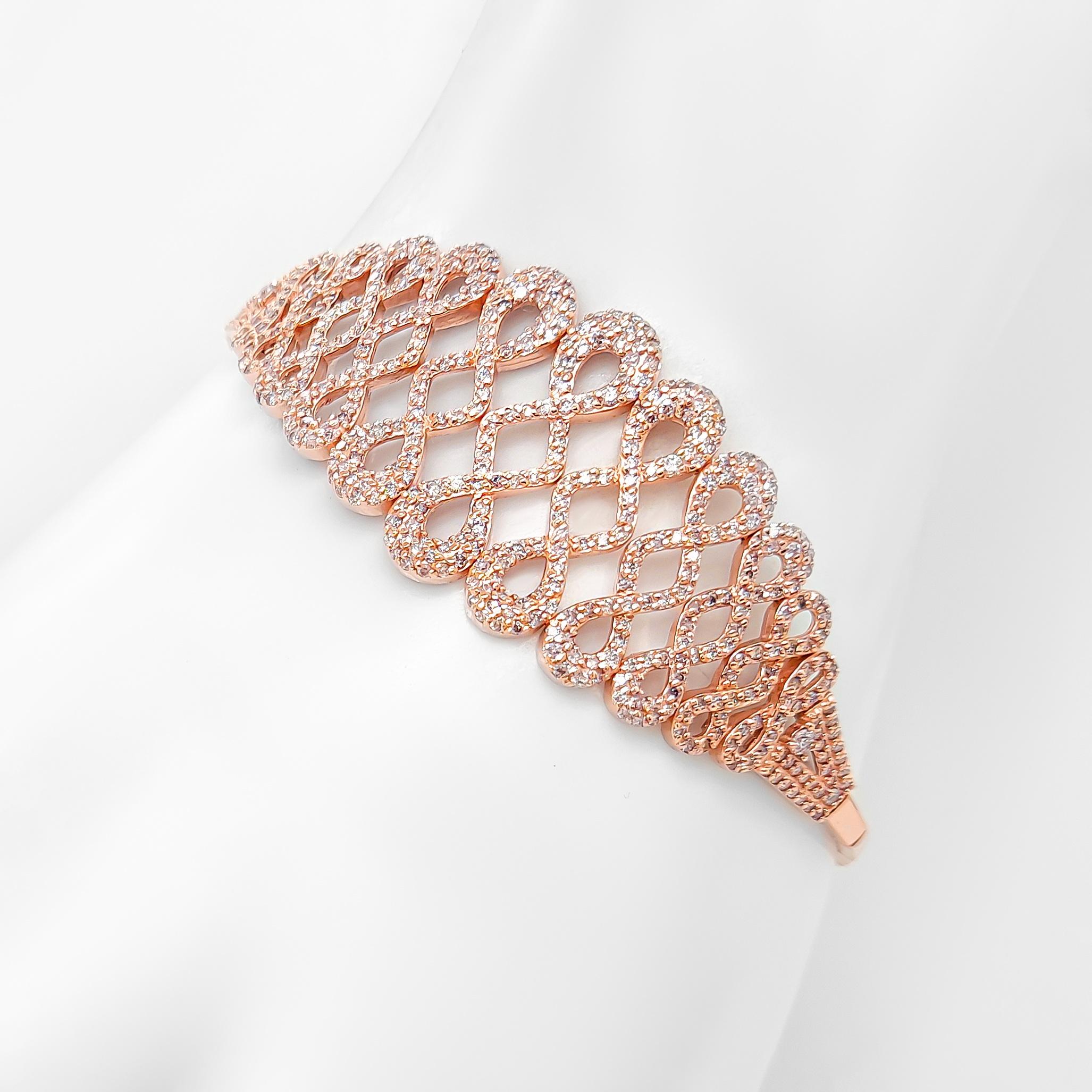 PARA CLIENTES DE EE.UU. SIN IVA

Adornada con 467 diamantes brillantes redondos que suman 2,45 quilates en color rosa claro fantasía,  esta impresionante pulsera es una auténtica obra de arte. Engarzada en una pulsera de oro rosa de 14 quilates,
