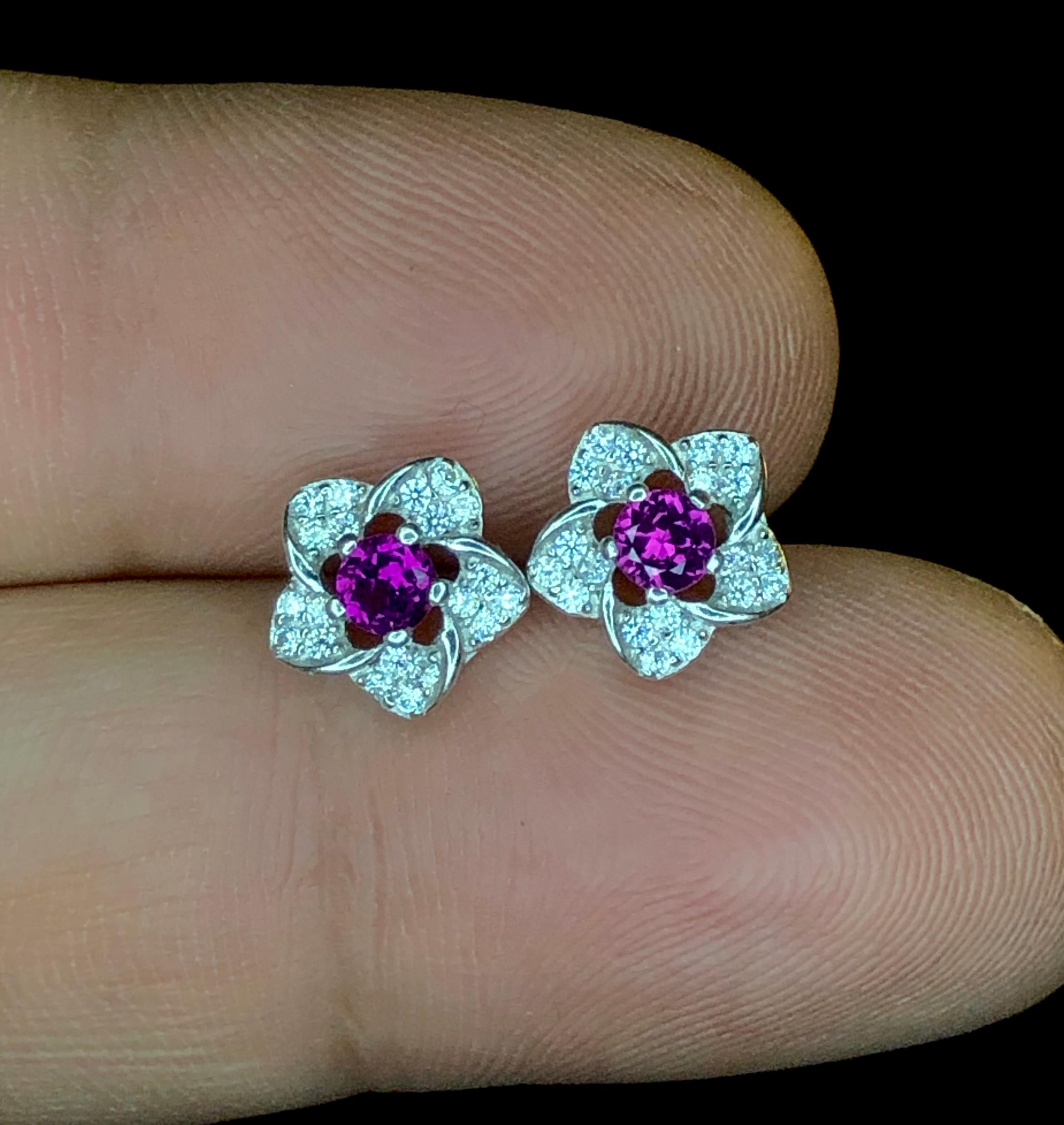 No Reserve Malawi Garnet  Beautiful Flower Earring with Cubic Zirconia 925Silver In New Condition For Sale In Bangkok, TH