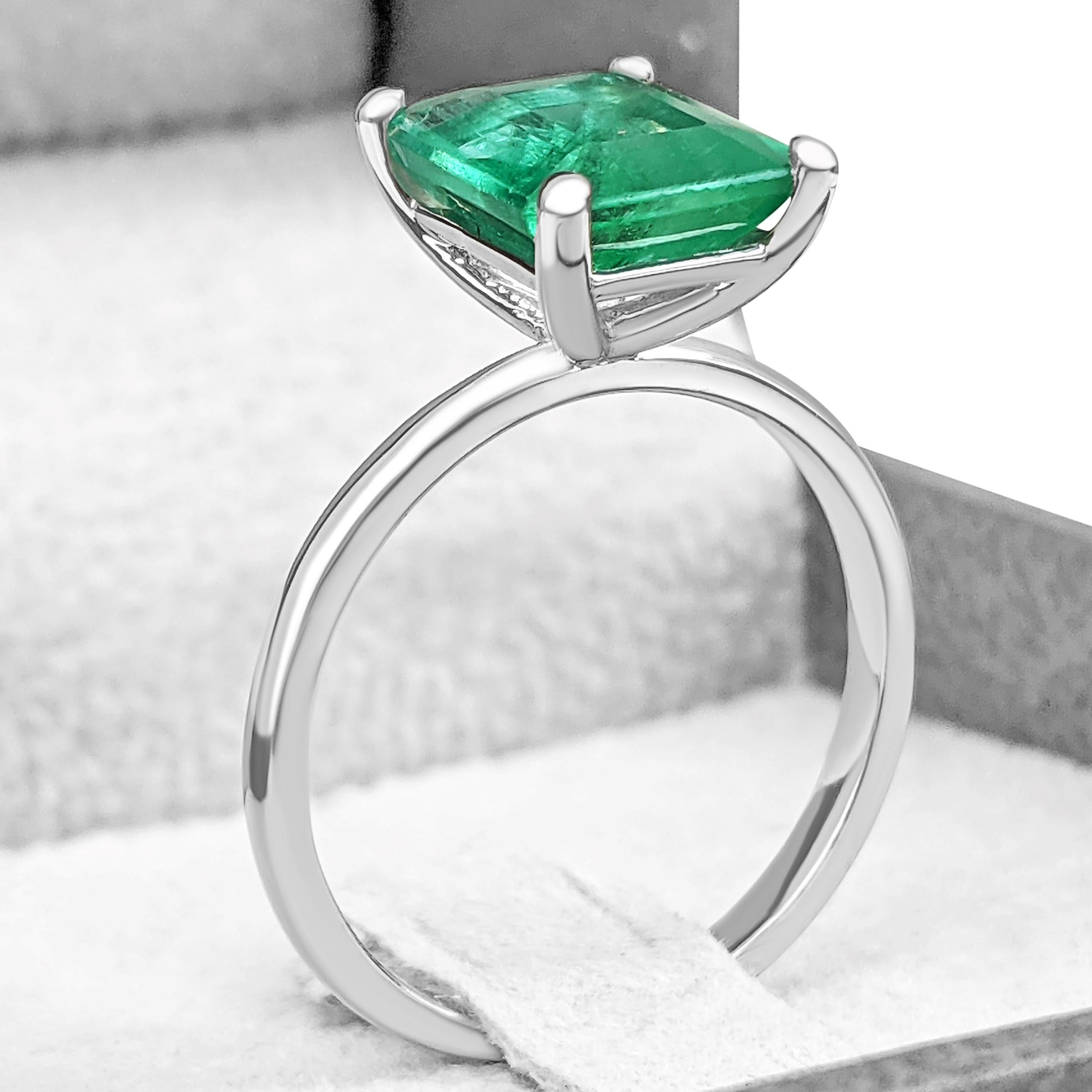$1 No Reserve! -  Minor Oil 2.65 Carat Natural Emerald, 14 Karat White Gold Ring In New Condition In Ramat Gan, IL