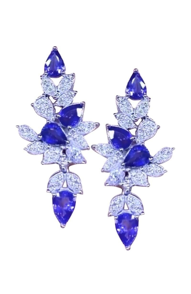Magnifique motif de fleurs en 18k avec saphirs bleus de Ceylan taille poire ct 7,60 et diamants naturels ronds taille brillant  
ct 1,50 F/VS. Fait main en Italie  par l'artisan. La meilleure qualité et le meilleur fabricant. 