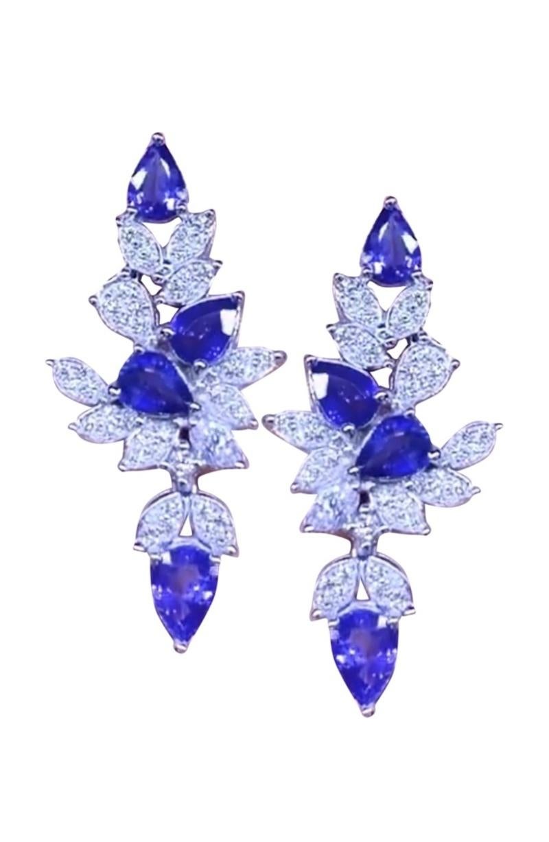 Wunderschönes Blumendesign in 18k mit Ceylon blauen Saphiren mit Birnenschliff ct 7,60 und runden Diamanten mit Brillantschliff  
ct 1,50 F/VS. Handgefertigtes Italien  durch Handwerker. Spitzenqualität und Spitzenhersteller. 
