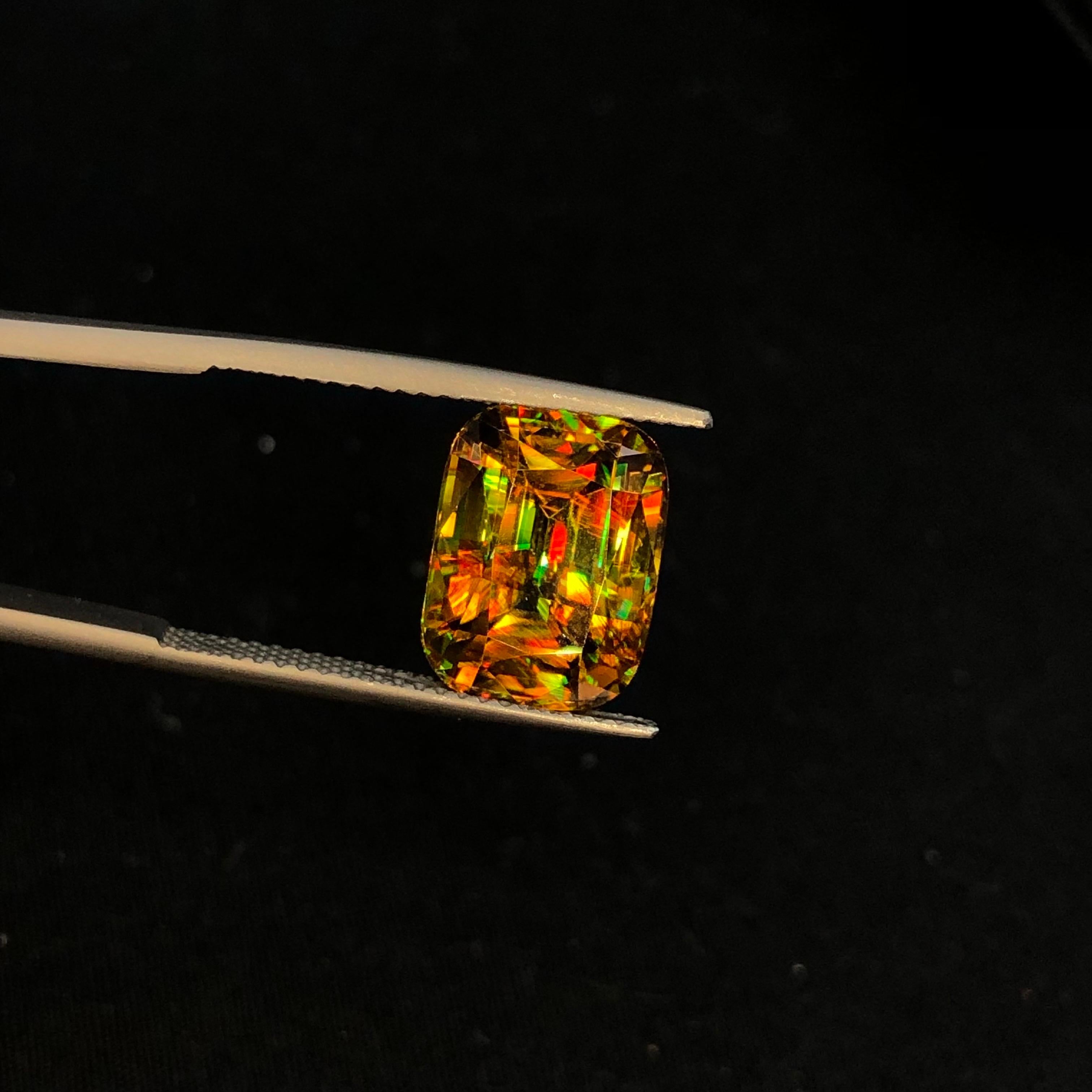 Raro Sfene bicolore del Madagascar 6,85 ct Cuscino a gradini in vendita 6