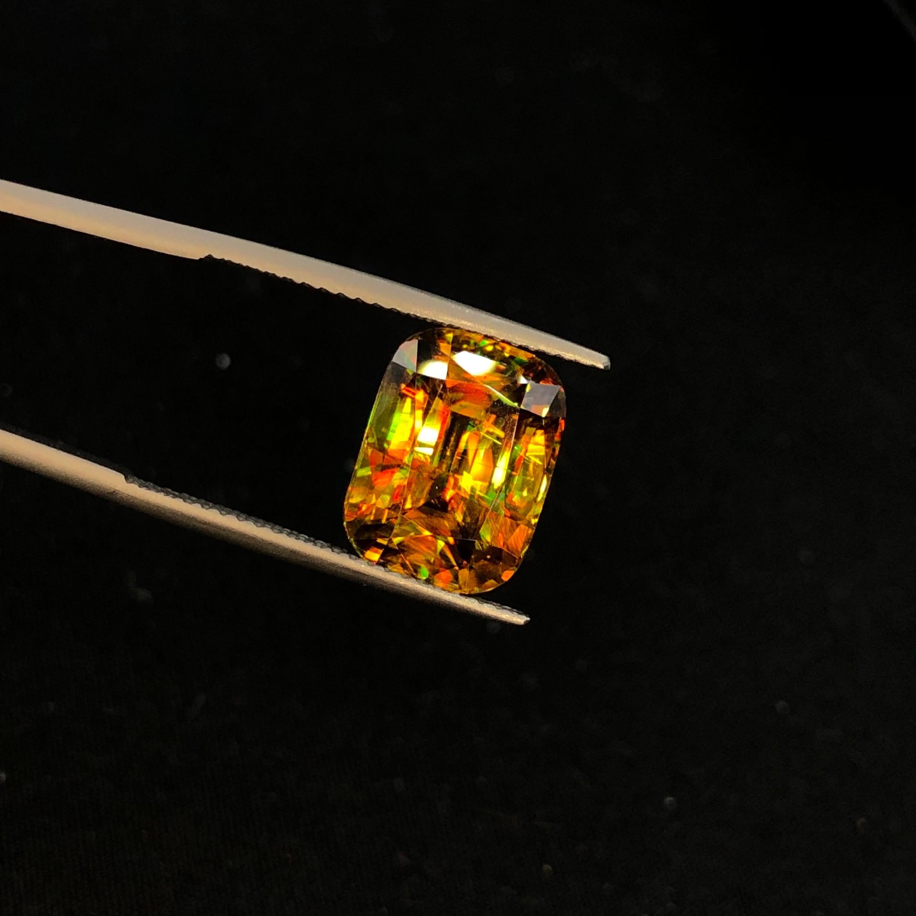 Raro Sfene bicolore del Madagascar 6,85 ct Cuscino a gradini in vendita 7