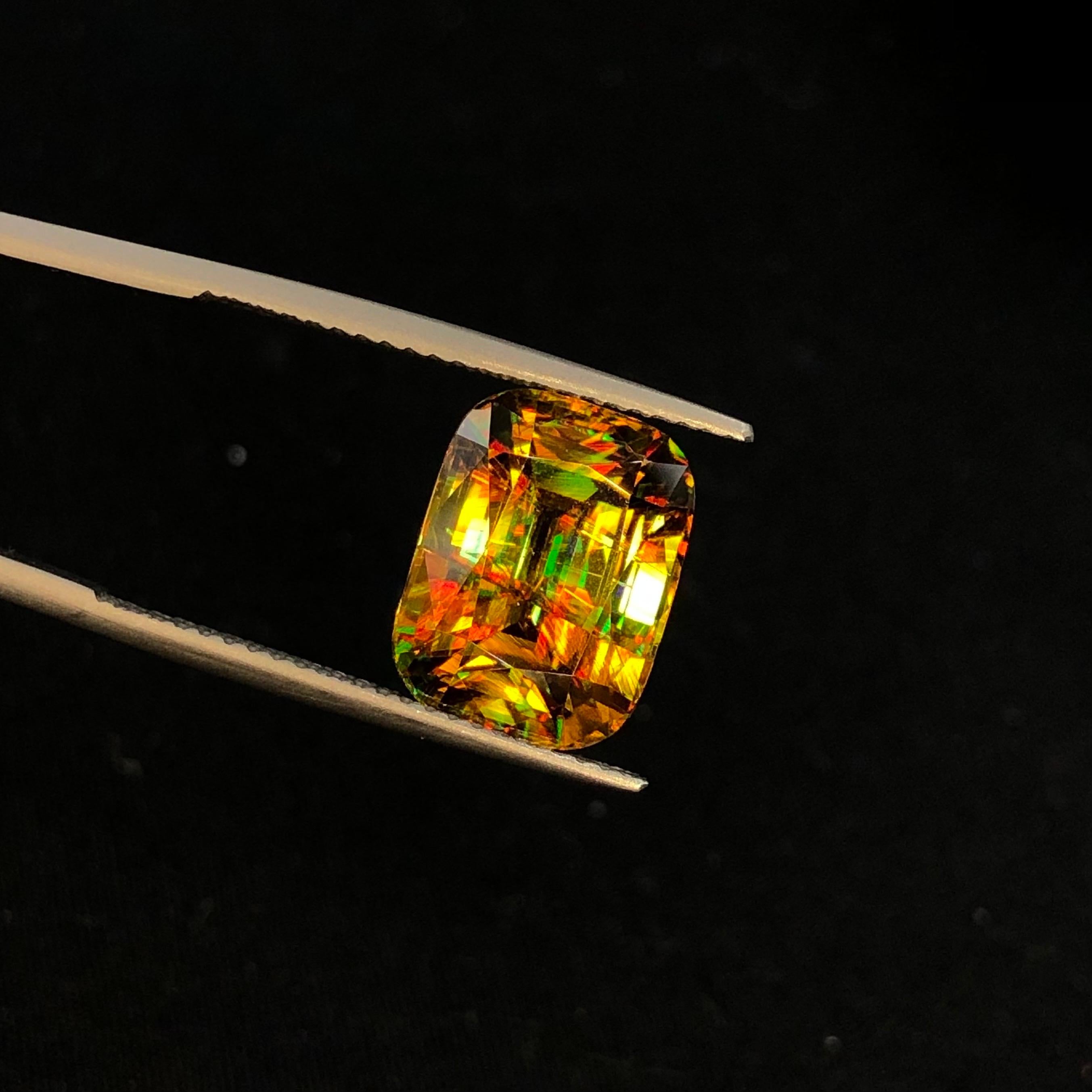 Raro Sfene bicolore del Madagascar 6,85 ct Cuscino a gradini in vendita 8