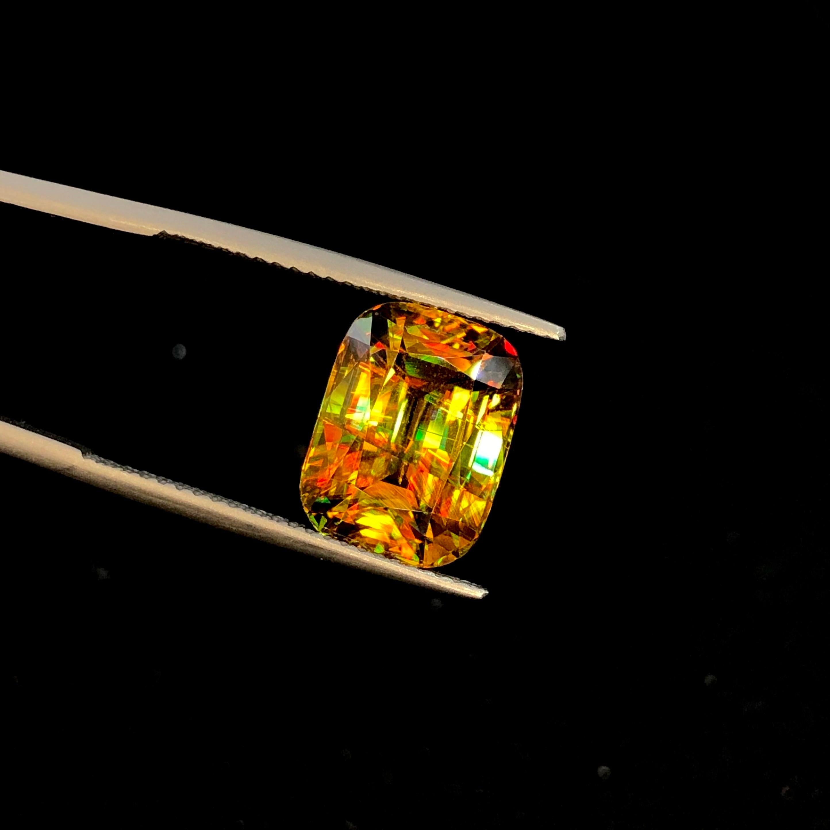 Raro Sfene bicolore del Madagascar 6,85 ct Cuscino a gradini in vendita 10