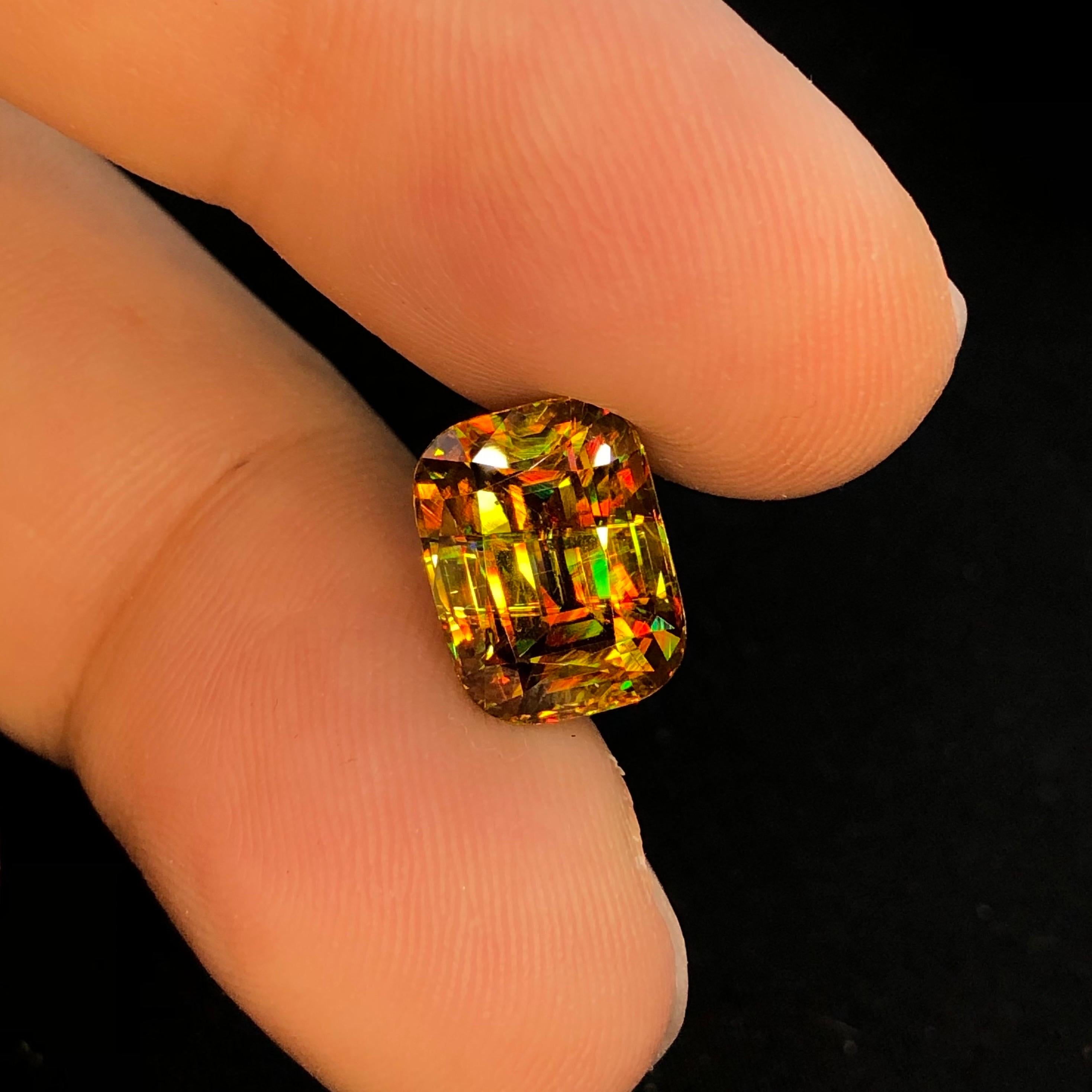 Taglio cuscino Raro Sfene bicolore del Madagascar 6,85 ct Cuscino a gradini in vendita