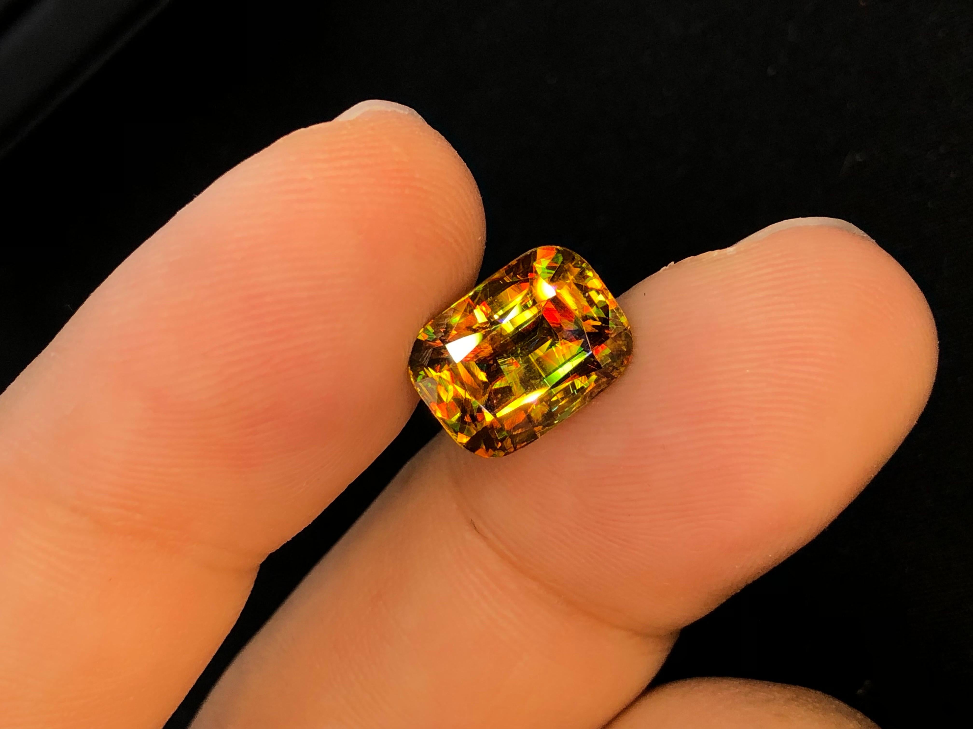da uomo o donna Raro Sfene bicolore del Madagascar 6,85 ct Cuscino a gradini in vendita