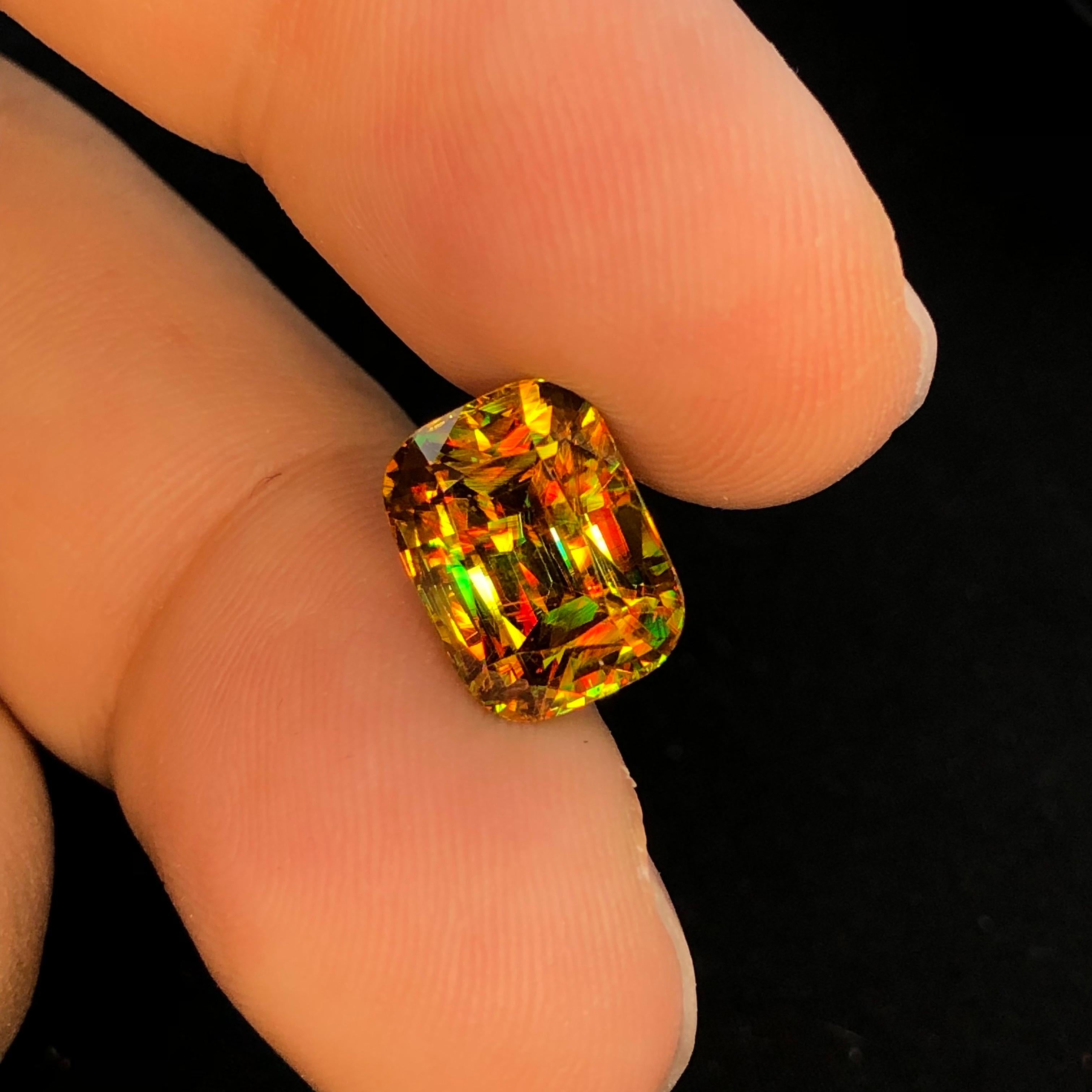 Raro Sfene bicolore del Madagascar 6,85 ct Cuscino a gradini in vendita 1